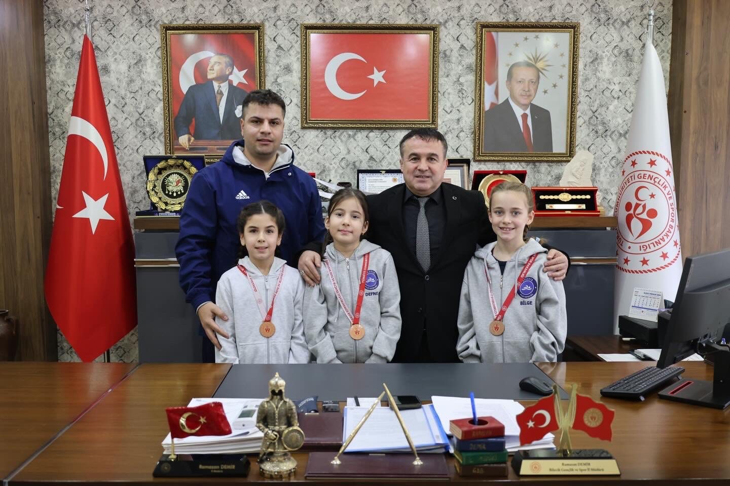 Dereceye giren minik yüzücülerden Bilecike gurur