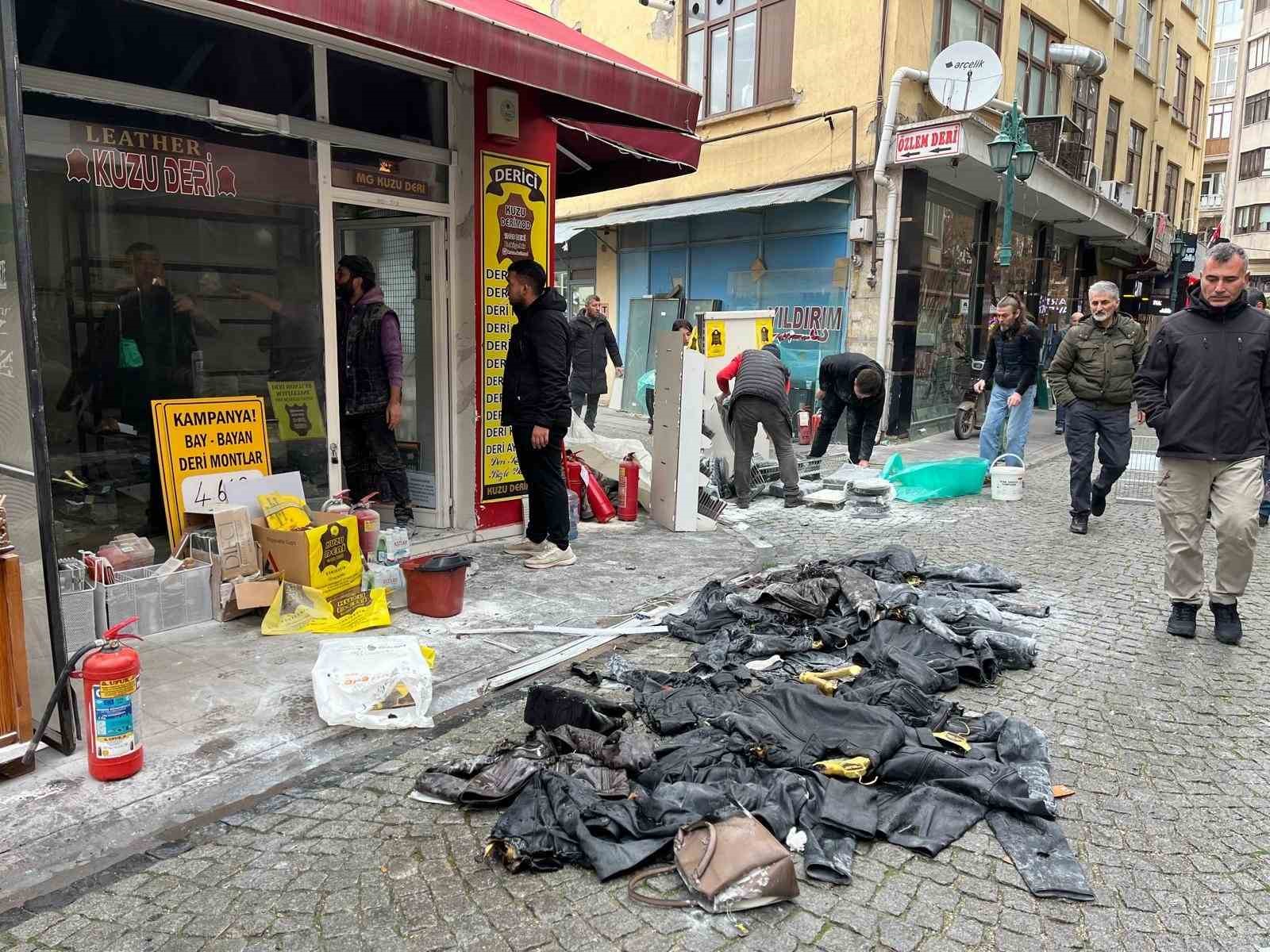 Deri dükkanında çıkan yangında maddi hasar oluştu