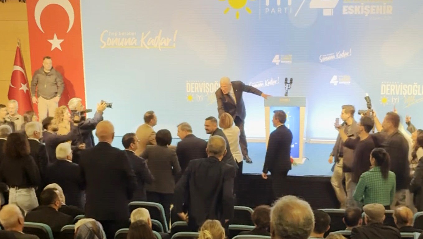 Dervişoğlu Palanın öbür tarafını da kullanamayacağım dedi, Ünlüce salonu terk etti