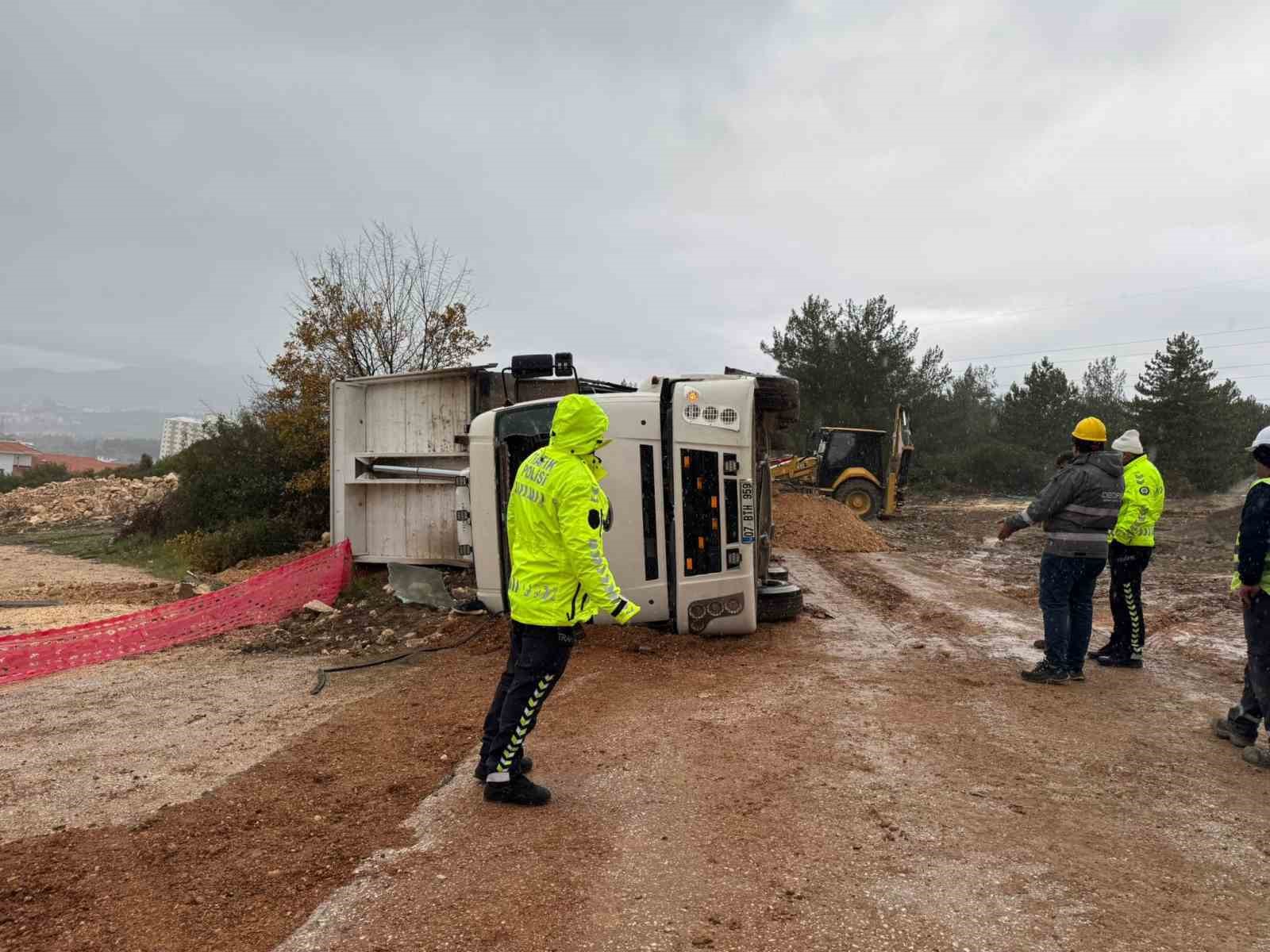 Devrilen kamyonda sıkışan sürücüsü yaralandı