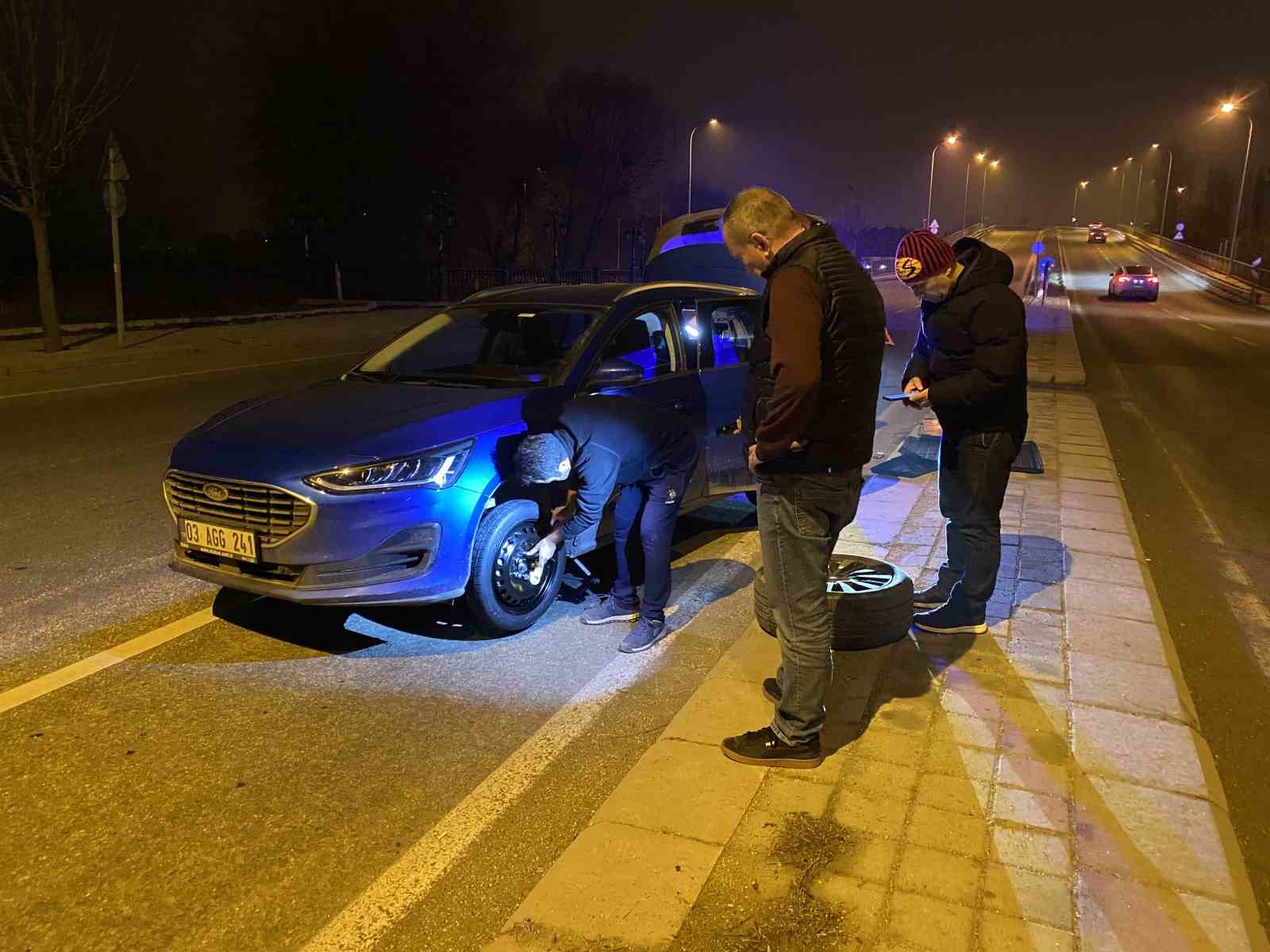 Direksiyonu aniden önüne kıran araçla çarpışmamaya çalışırken refüje çıktı