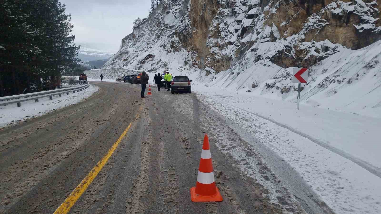 Domaniç-İnegöl karayolunda üç ayrı kaza: 5 araçta maddi hasar oluştu