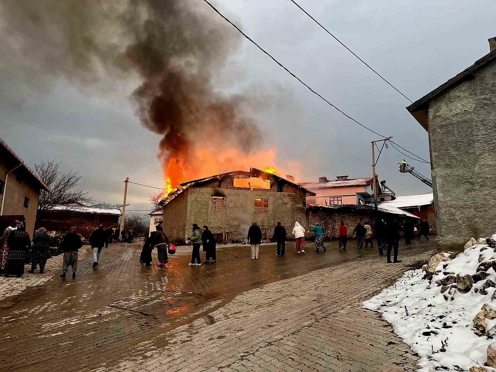 Domaniçte ahır yangını korkuttu