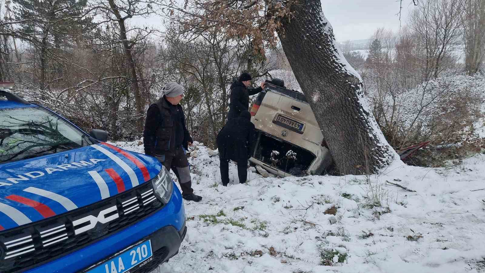 Domaniçte gizli buzlanma kazaya sebep oldu, minibüs şarampole yuvarlandı
