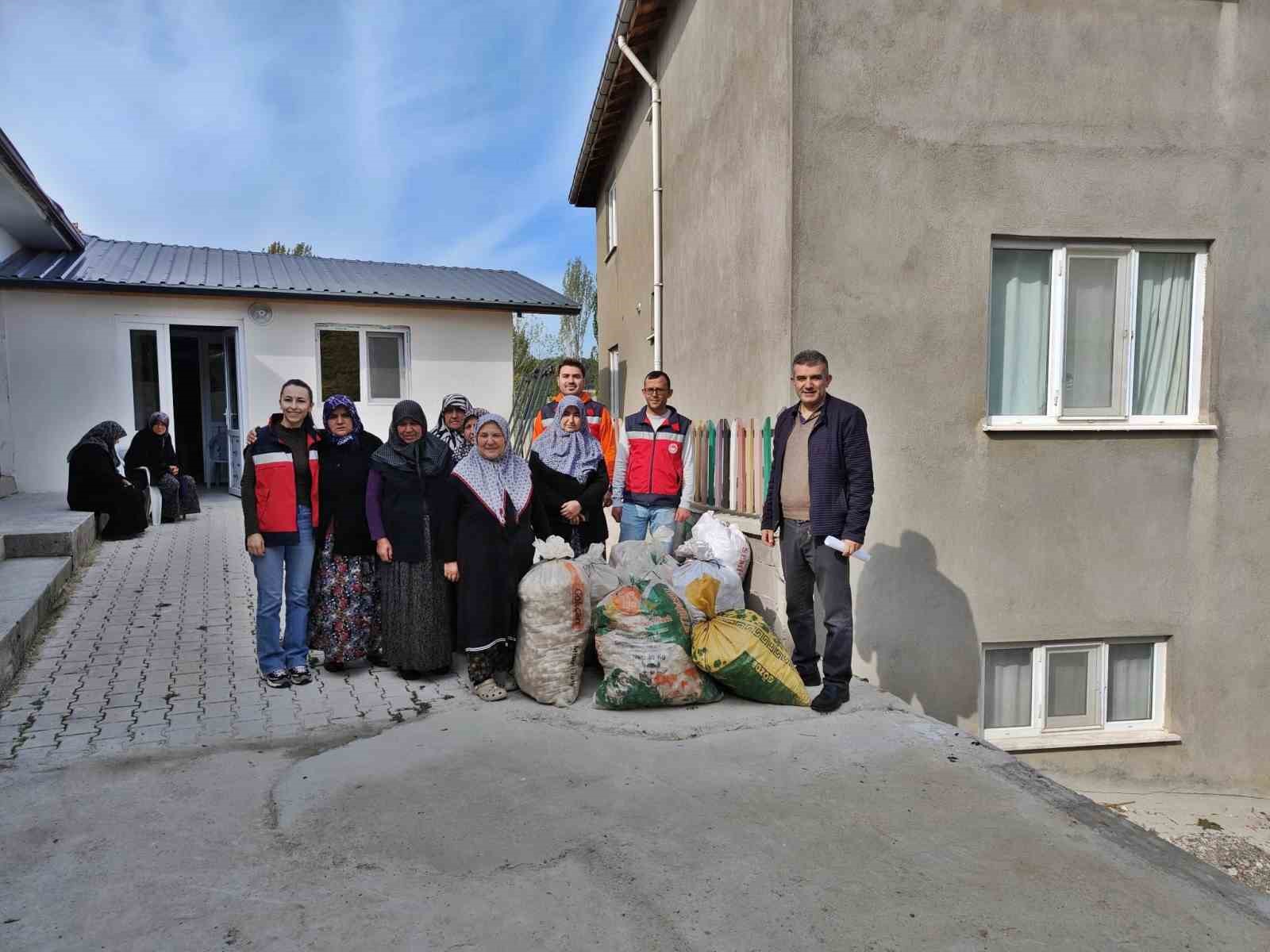 Domaniçte kadın üreticilere 300 kilo dikimlik sarımsak dağıtıldı