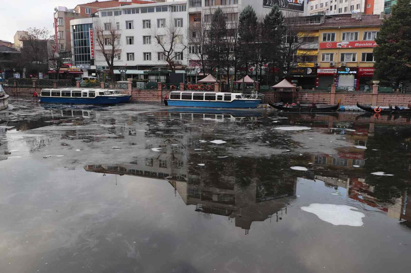 Donan Porsuk Çayının buzu erimeye başladı