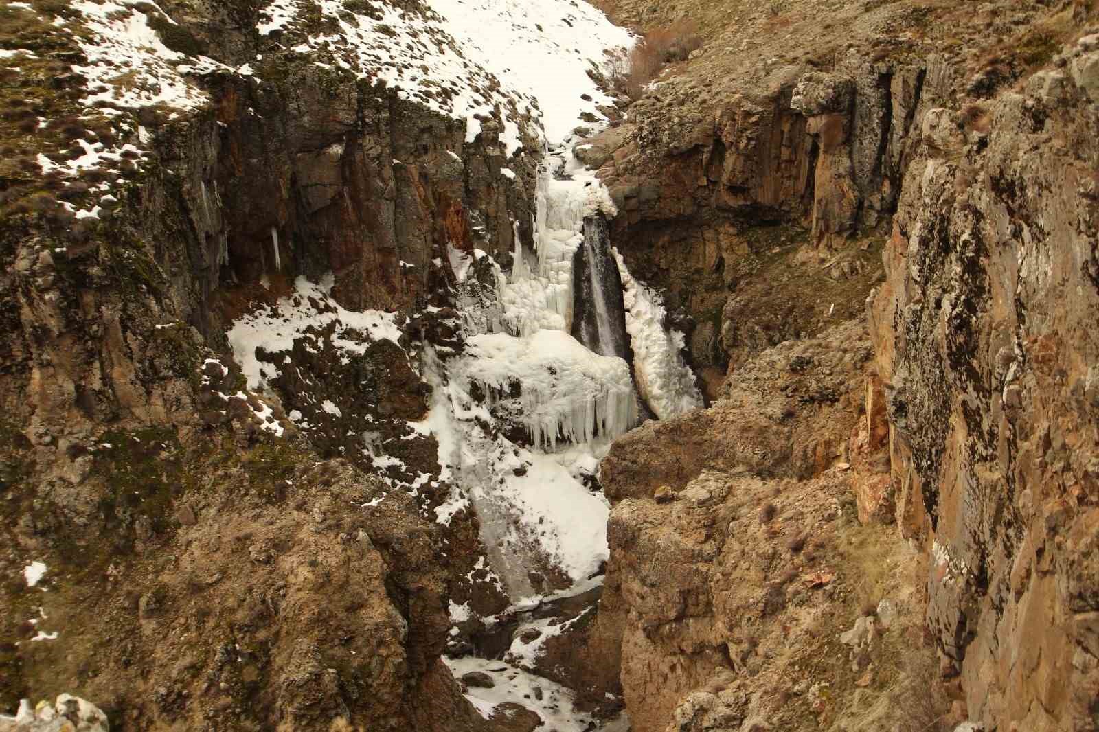 Donan şelalenin hayranlık uyandıran görüntüsü