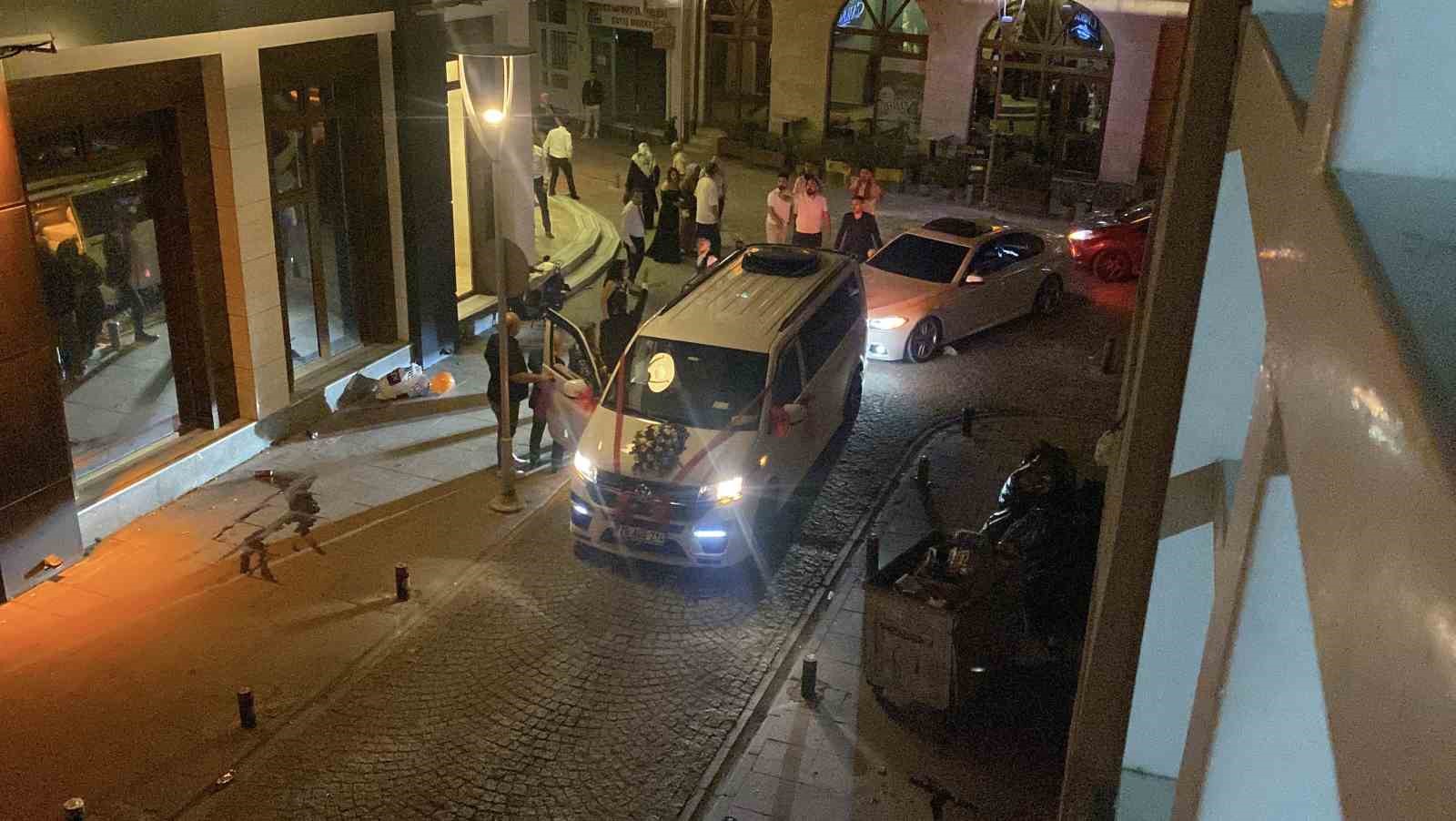 Düğün konvoyundaki kalabalık grup arasında gerginlik yaşandı