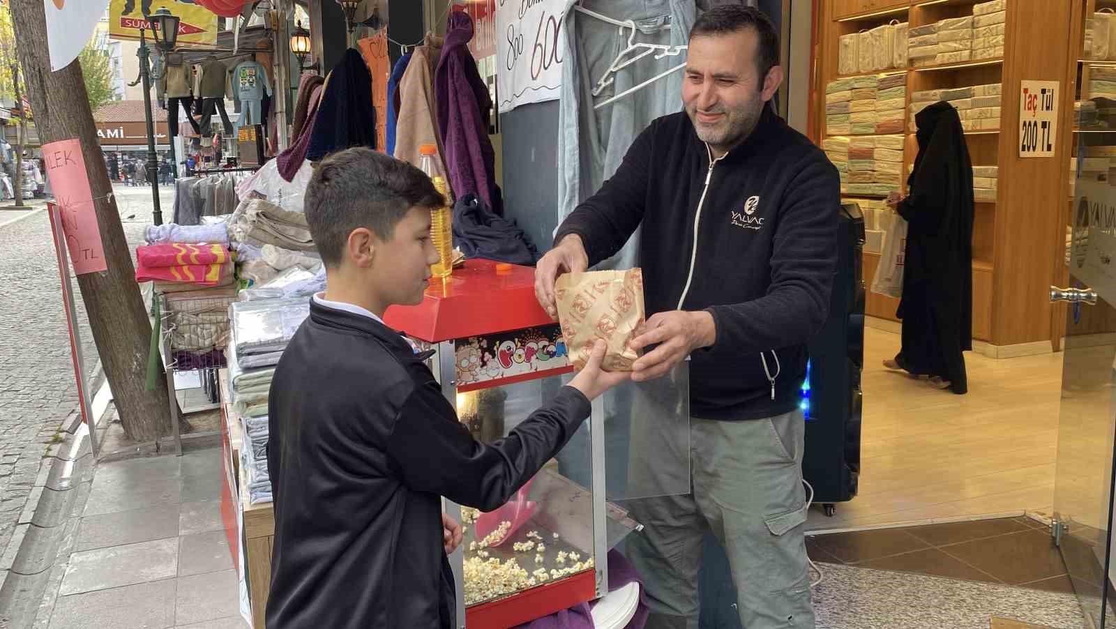 Dükkan önü kalabalık görünsün diye her gün 20 kilo patlamış mısır dağıtıyorlar