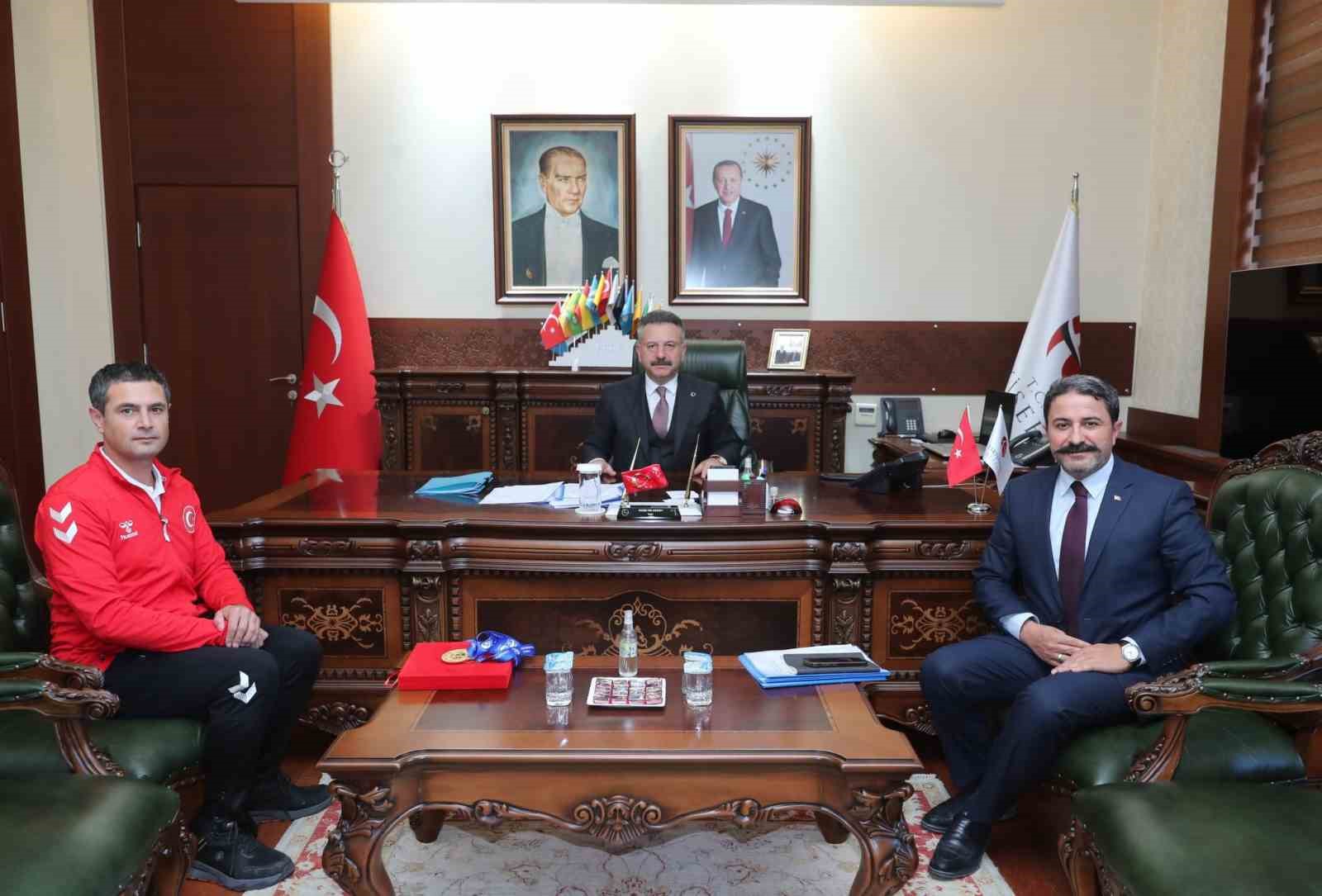 Dünya şampiyonu Erkan Balk Vali Aksoy'u ziyaret etti