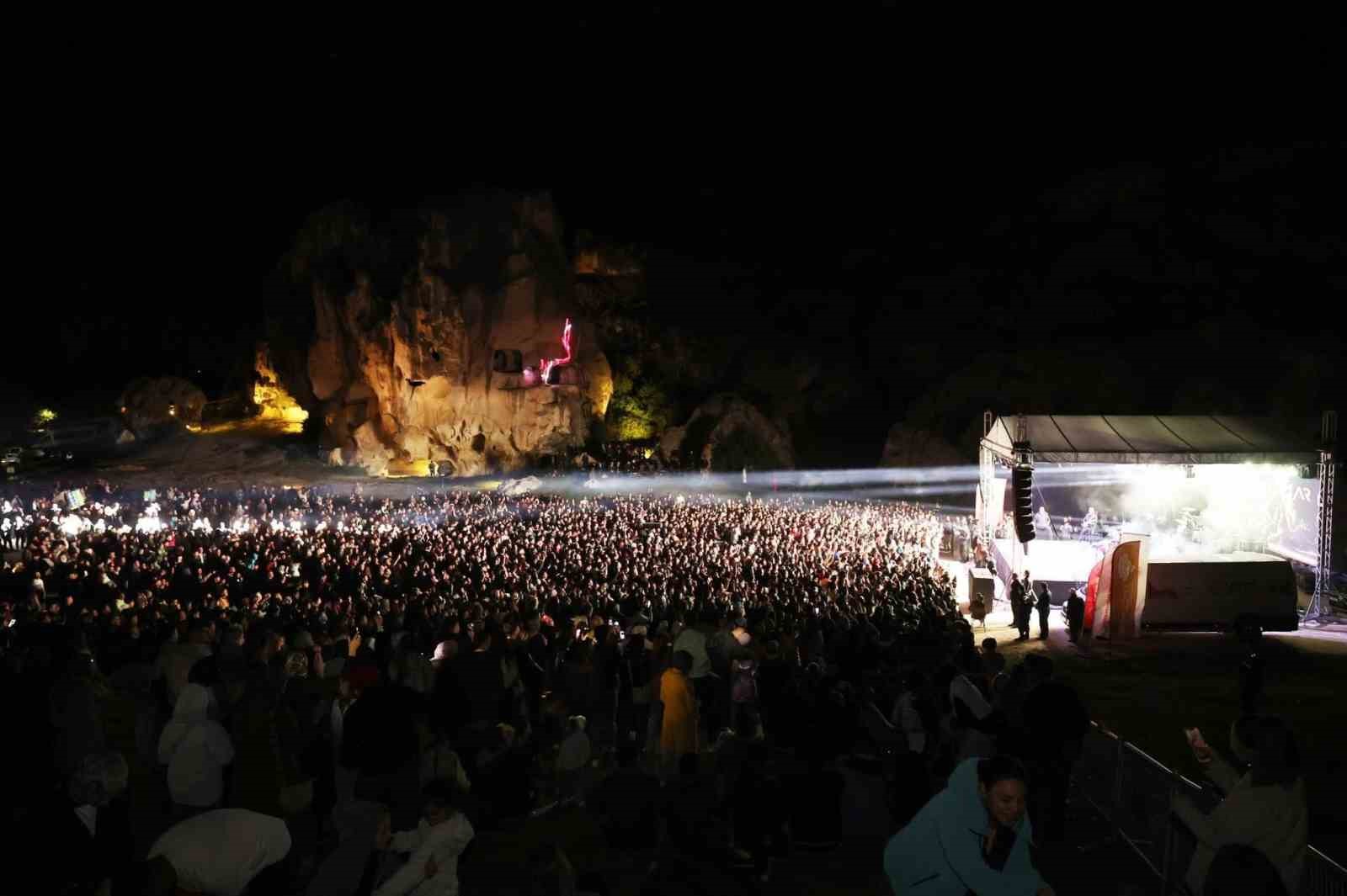 Ekin Uzunlar, Ayazini Frig Vadisinde unutulmaz bir konser verdi