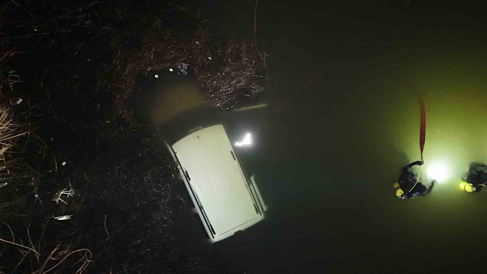 El freni çekilemeyen araç, düştüğü Porsuk Çayından 4 saat sonra çıkarıldı