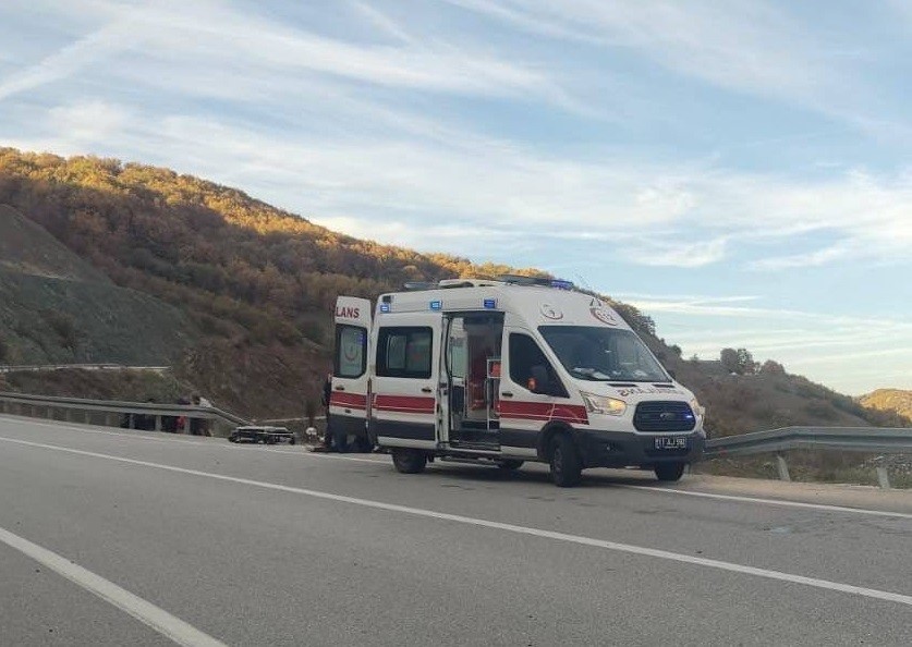 Elektrik direğine çarpan aracın sürücüsü yaralandı