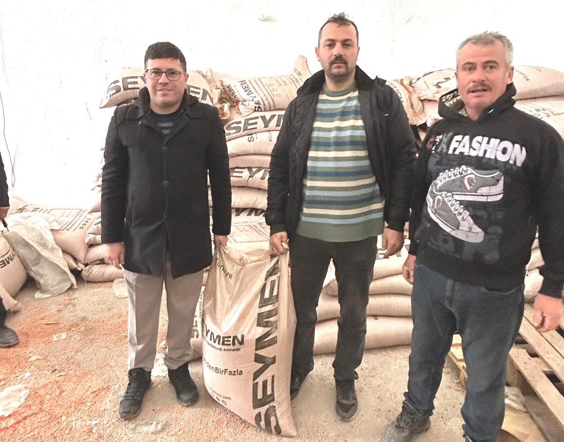 Emet'te doğal afetlerde zarar gören çiftçilere 15 ton arpa tohumu desteği