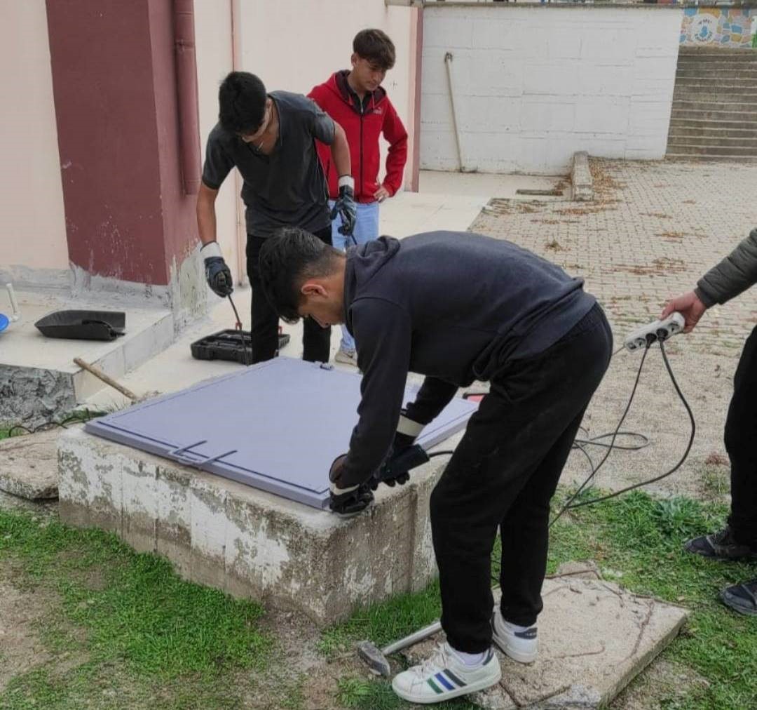 Emette Mesleki ve Teknik Anadolu Lisesi öğrencileri eski ve riskli rögar kapaklarını yenileriyle değiştirdi