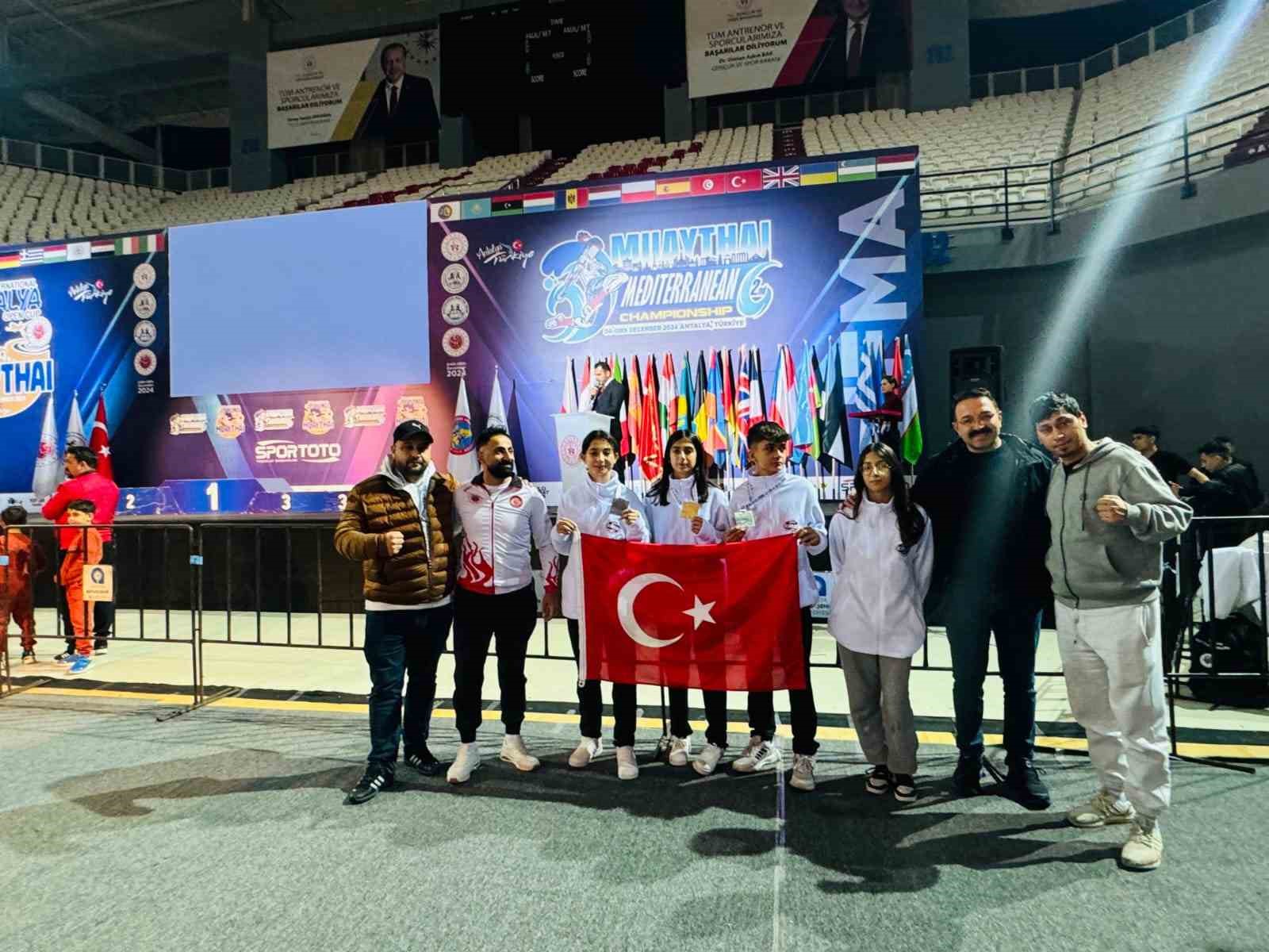 Emirdağ Güçlü Gençlik Spor Kulübü Antalya'dan madalya ile döndü
