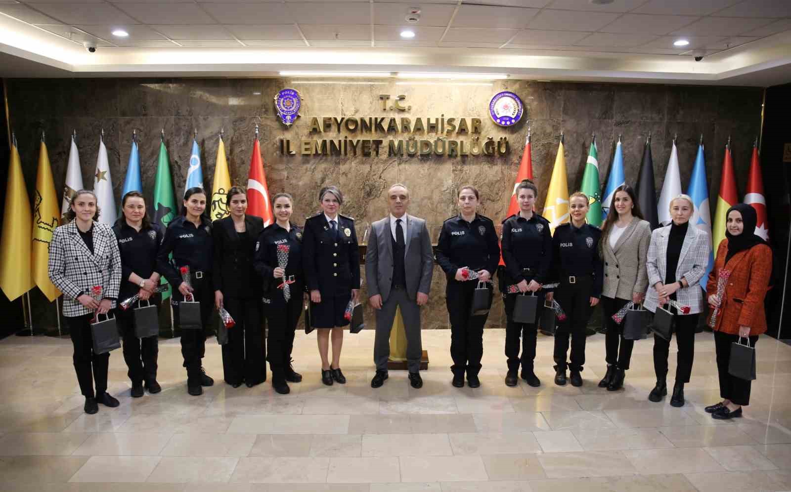 Erol, 8 Mart Dünya Kadınlar Gününde kadın personelleri unutmadı