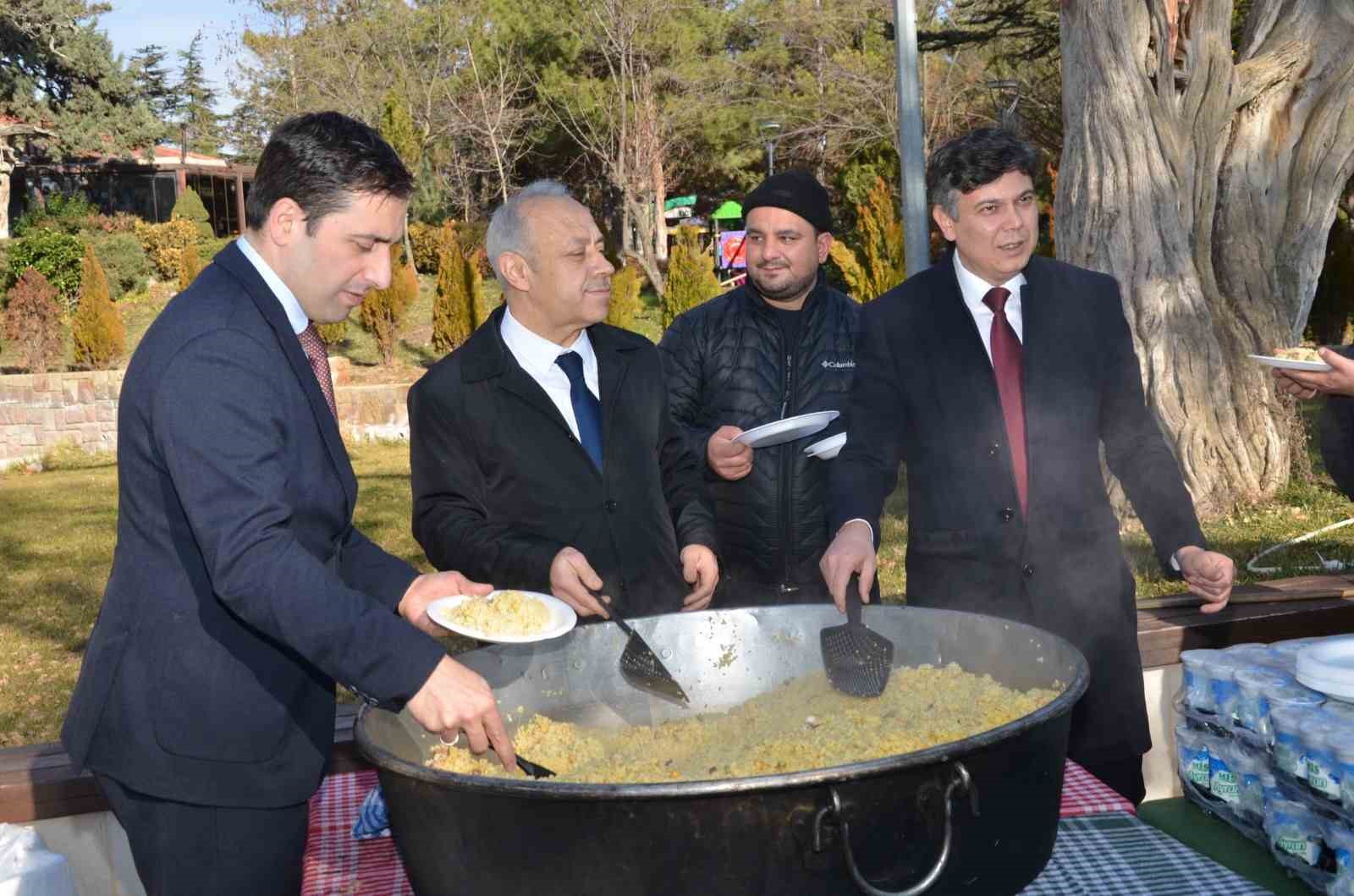 Ertuğrul Gazi Külliyesinde vatandaşlara ‘Şifalı Pilav dağıtıldı