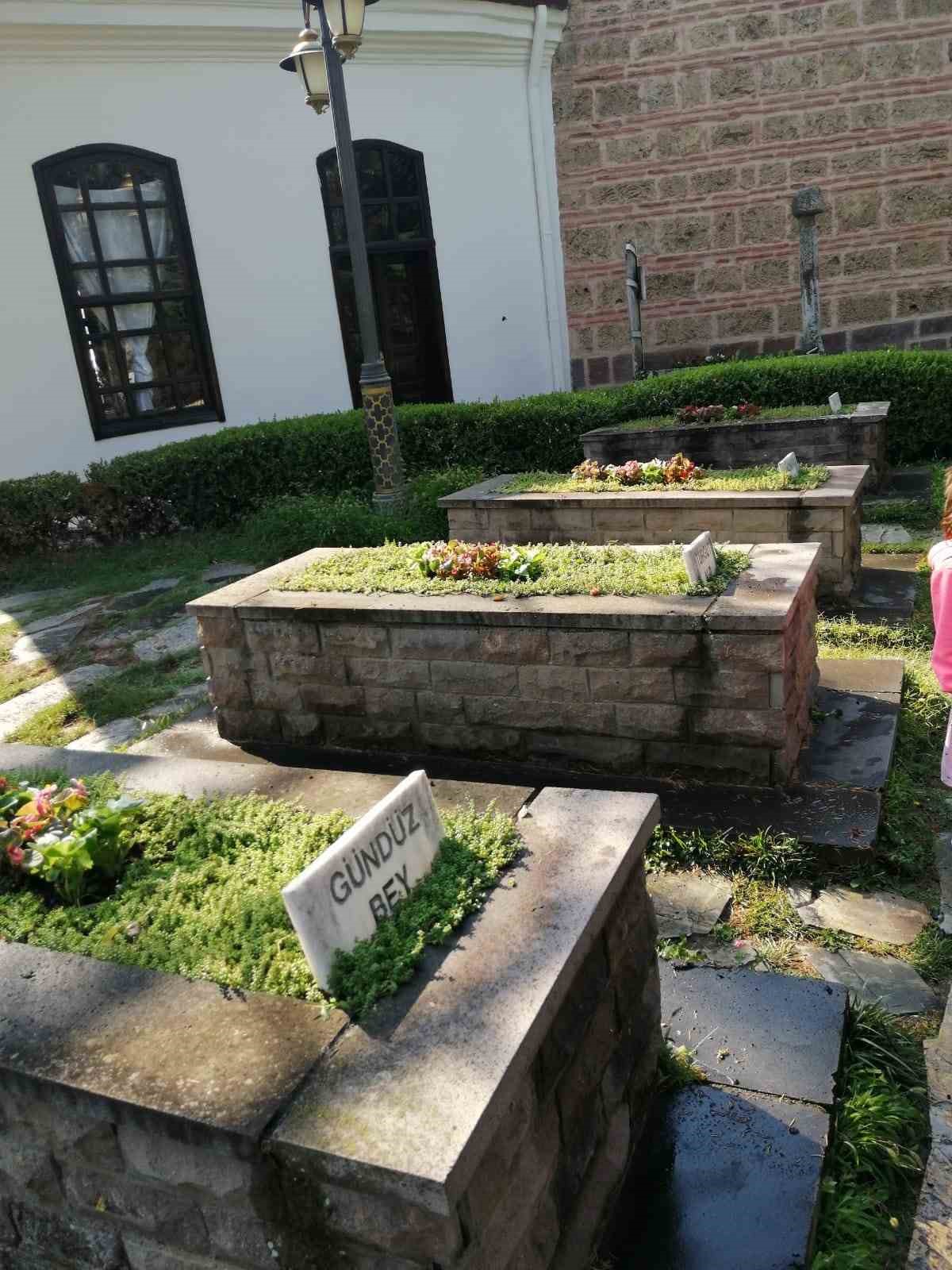 Ertuğrulgazi Türbesi çevresinde bakım ve çiçeklendirme çalışması