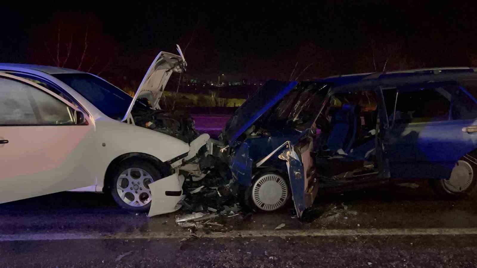 Eskişehir-Afyonkarahisar karayolunda iki araç kafa kafaya çarpışt: 3ü çocuk 9 yaralı