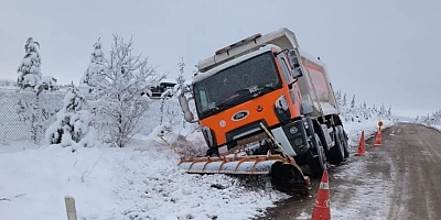 Eskişehir'de kar küreme aracı yoldan çıktı