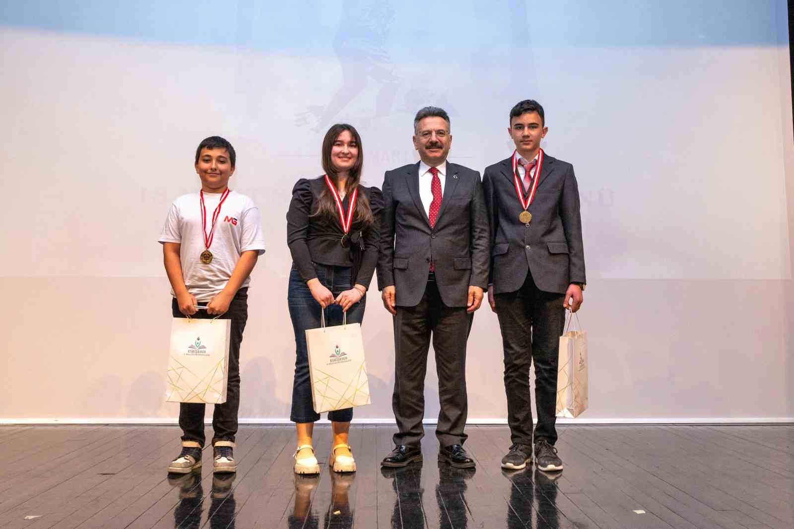 Eskişehir Valisi Hüseyin Aksoy, Şehitleri Anma Günü ve Çanakkale Deniz Zaferinin yüz onuncu yıl dönümünü kutladı