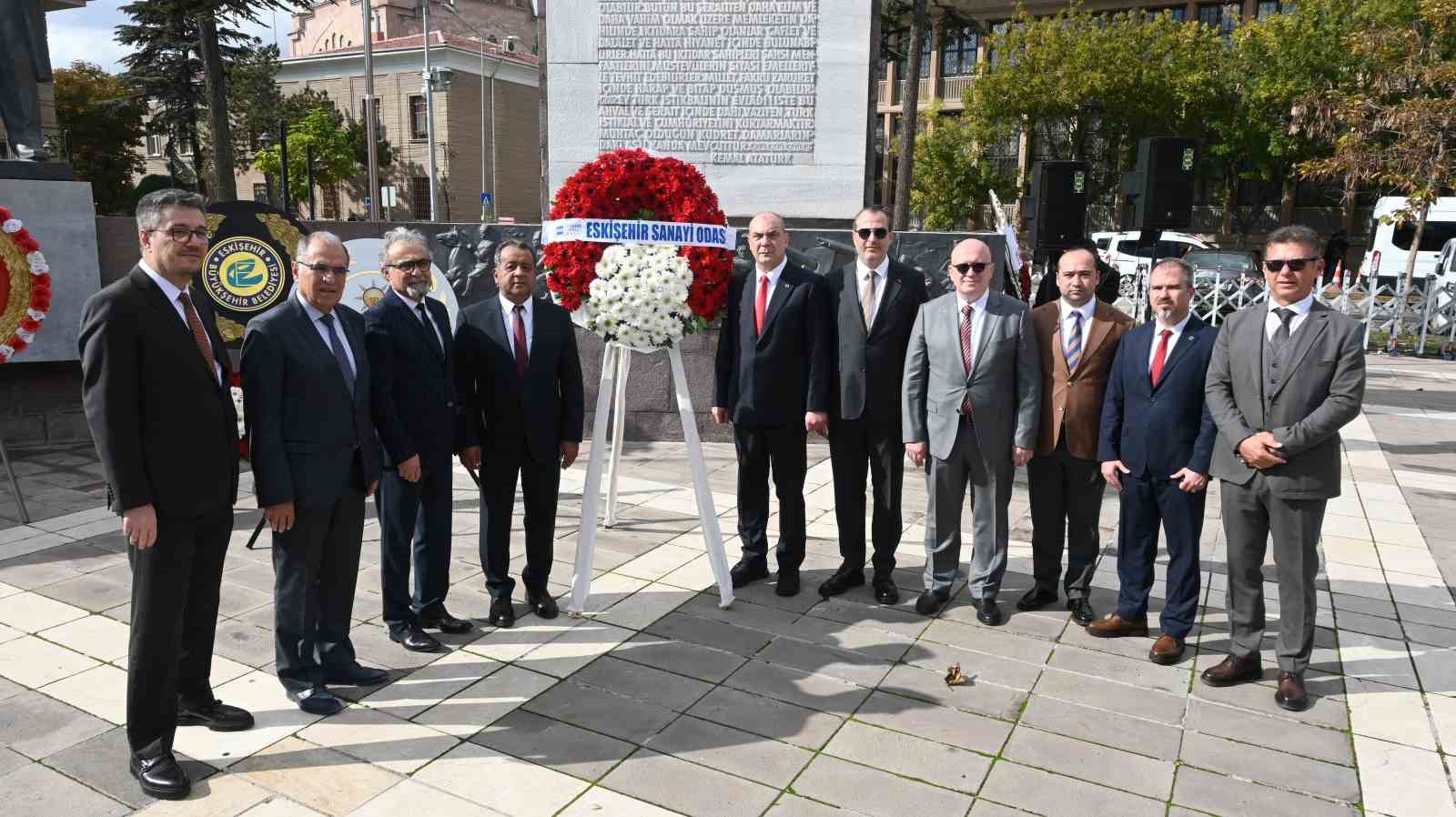 Eskişehirde 29 Ekim kutlamaları çelenk sunma töreniyle başladı