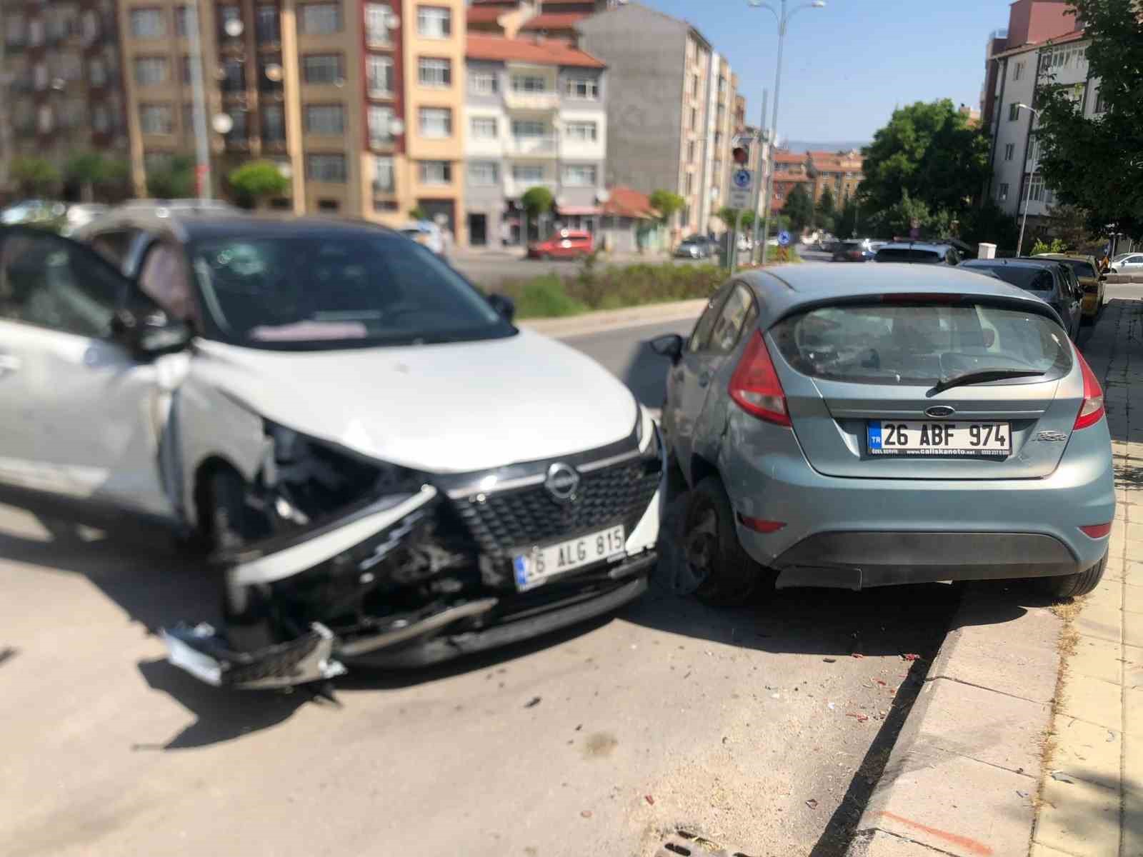 Eskişehirde 3 araca çarparak durabilen cipin sürücüsü yaralandı