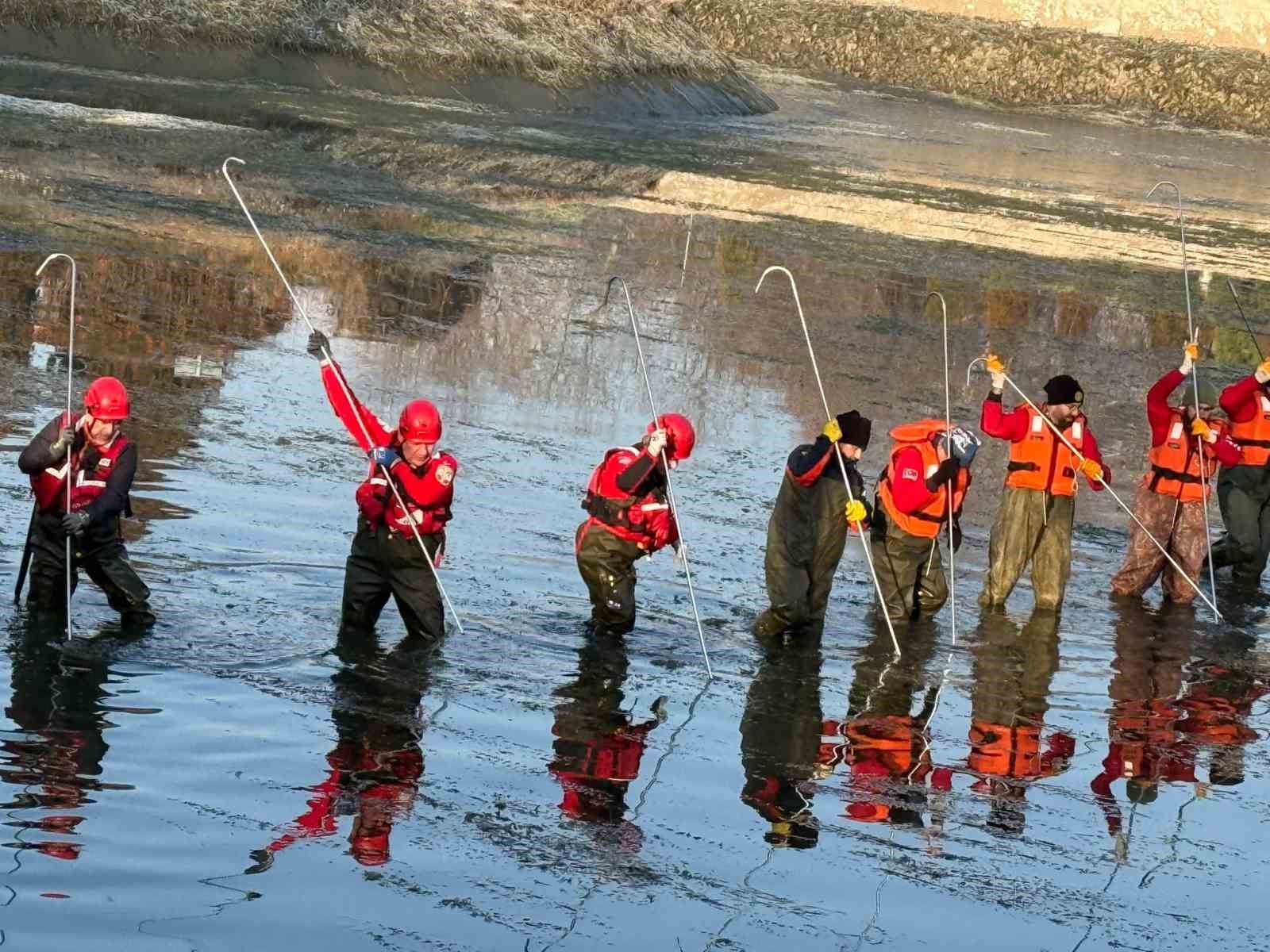 Eskişehirde 4 gündür kayıp öğretmen için suda arama çalışmaları başlatıldı