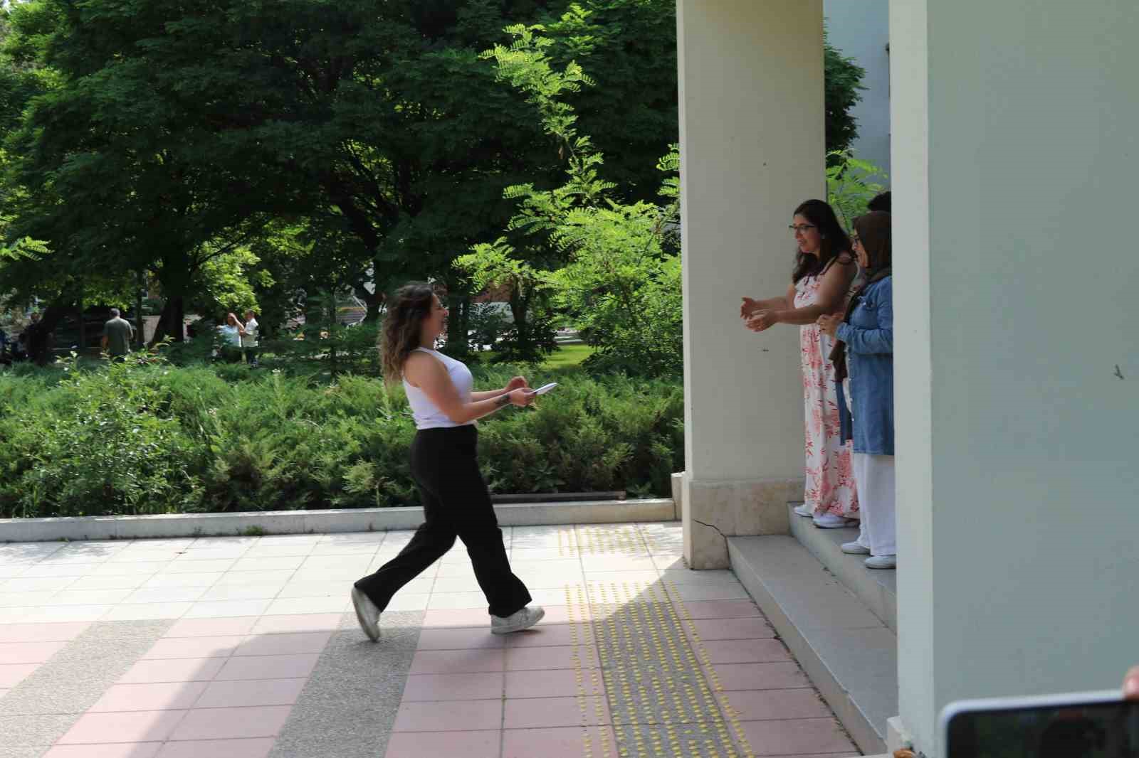 Eskişehir'de adayların bazıları AYT sınavına son anda yetişti