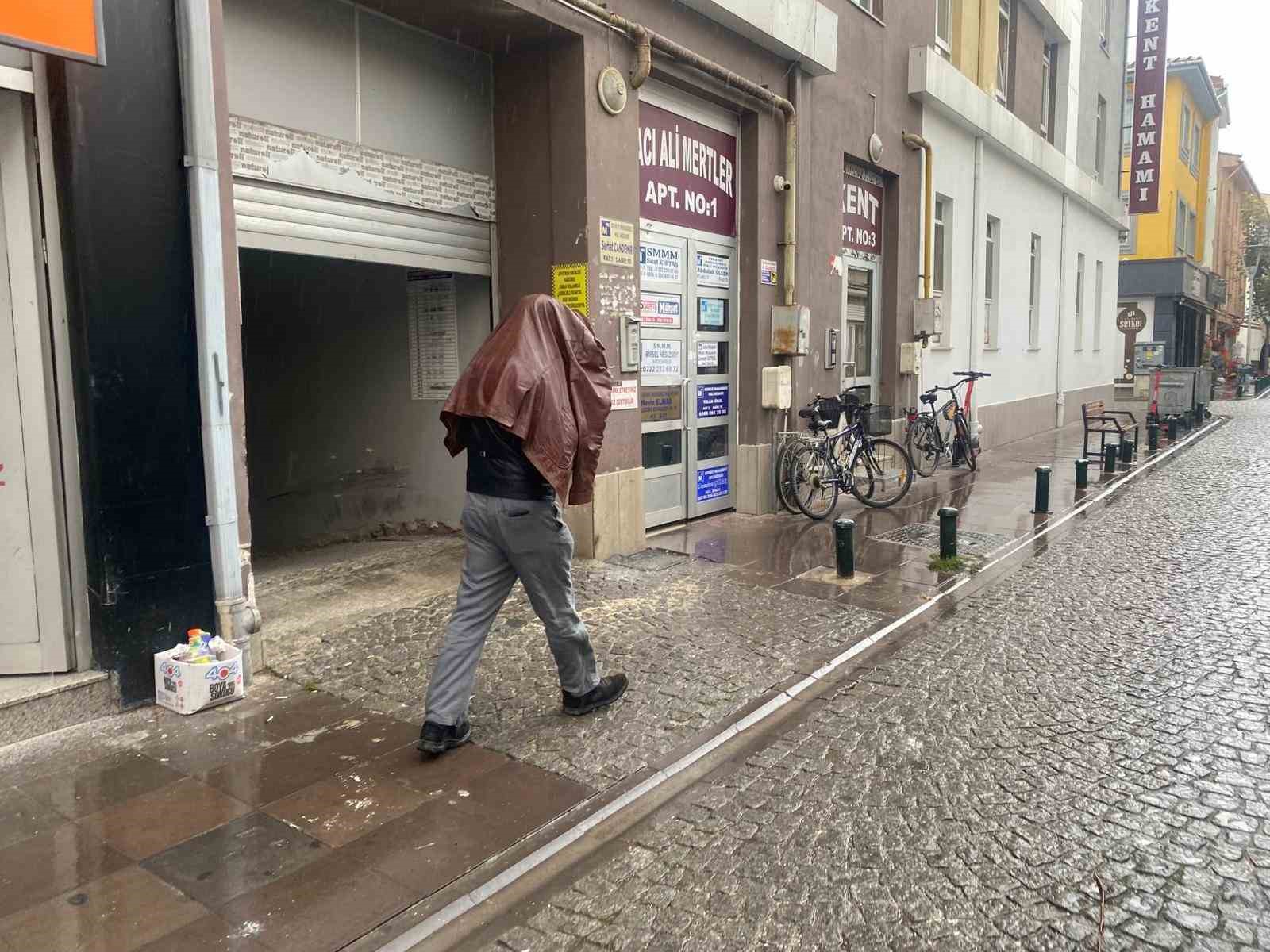Eskişehir'de aniden bastıran yağış vatandaşlara zor anlar yaşattı