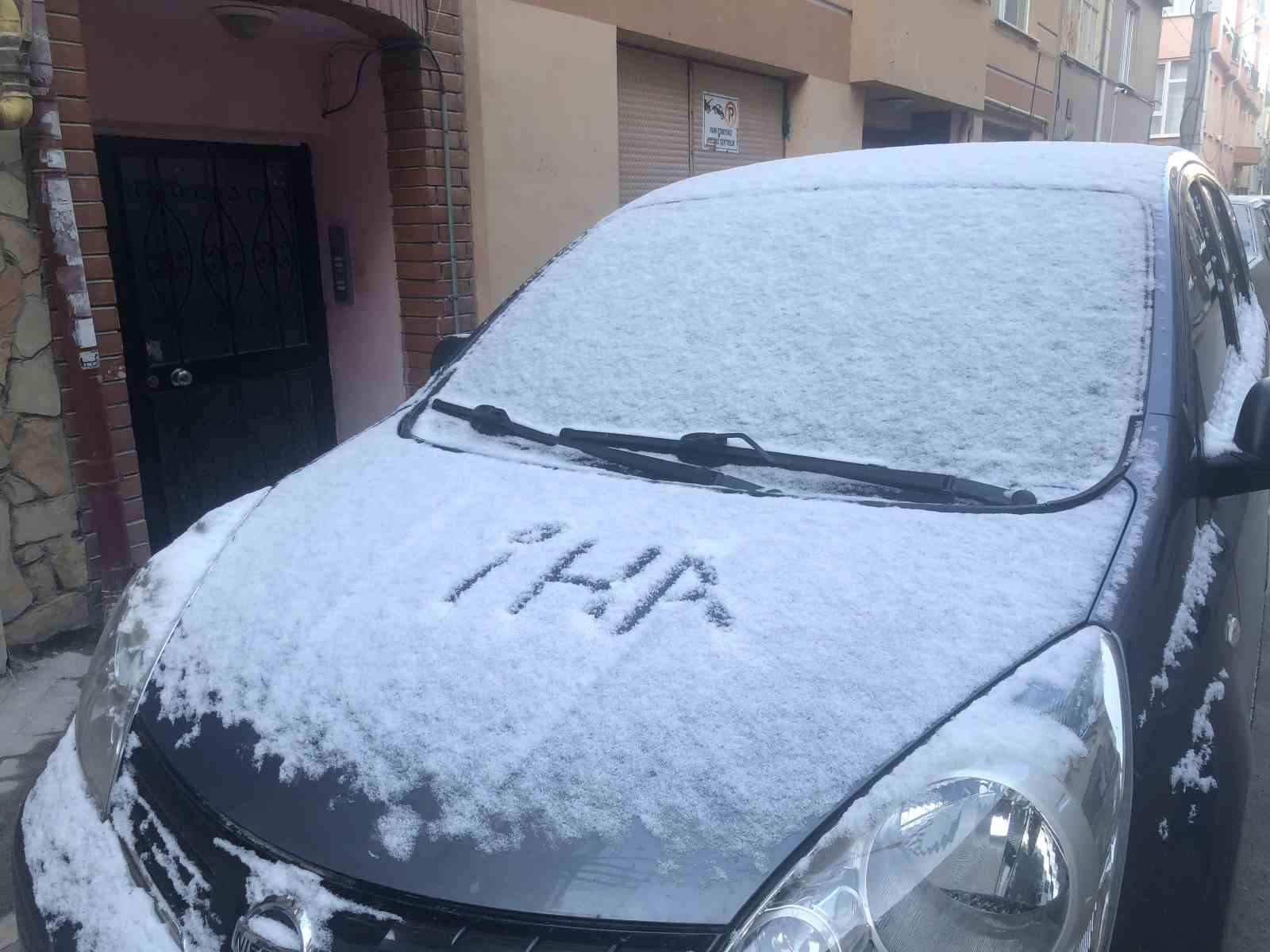 Eskişehir'de araçlar karla kaplandı