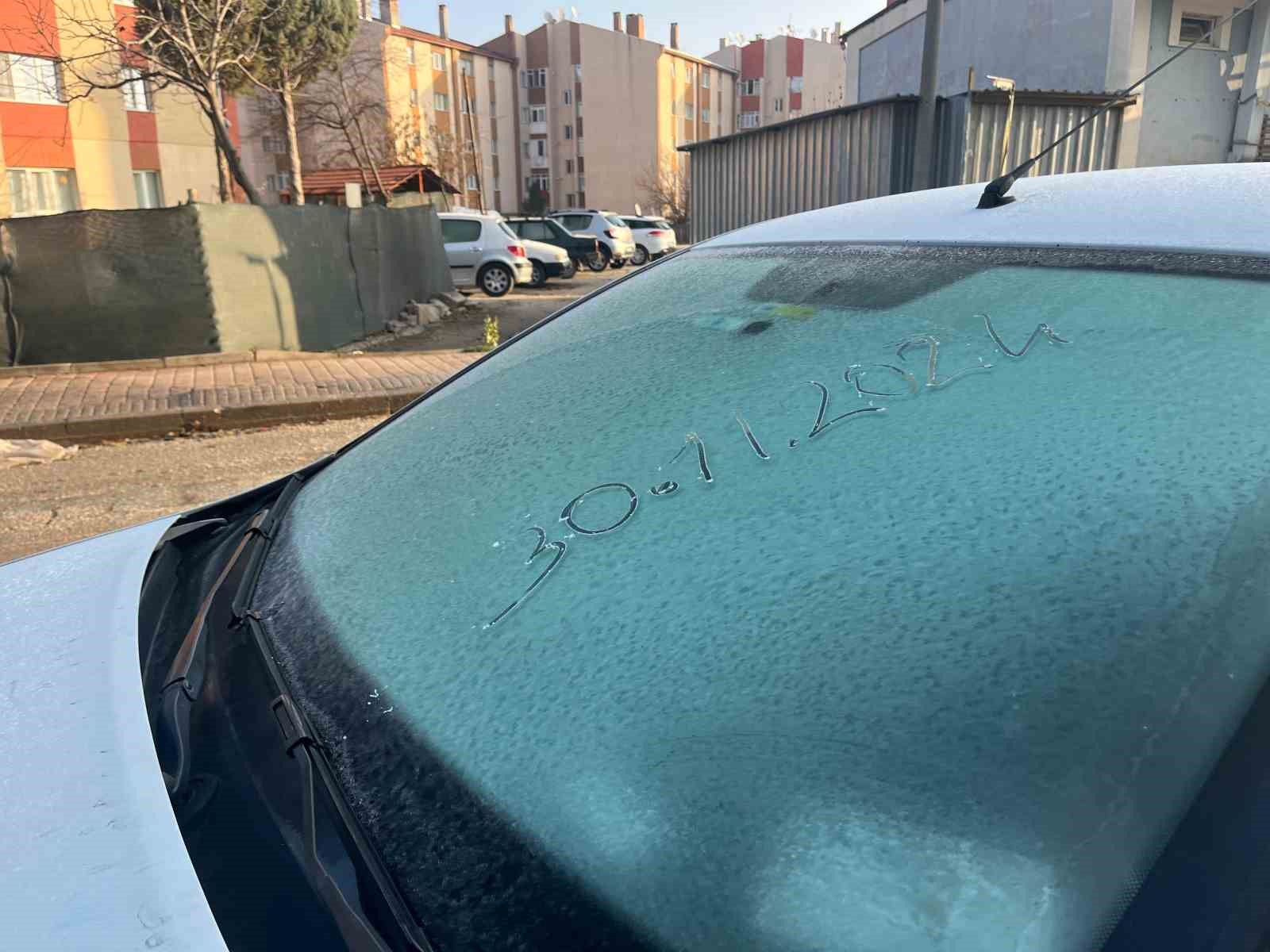 Eskişehir'de araçların üzerinde kırağı oluştu