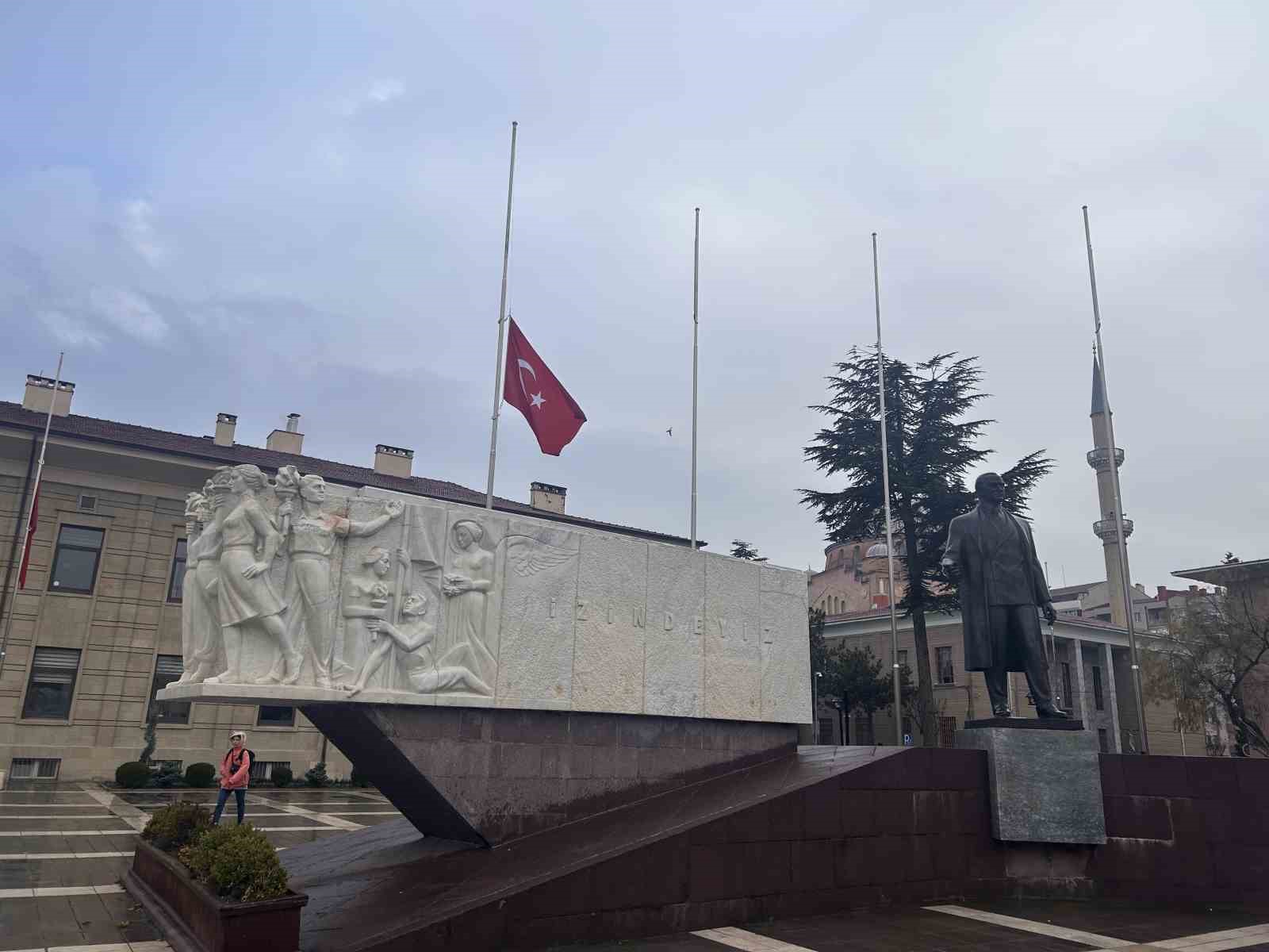 Eskişehir'de bayraklar yarıya indirildi