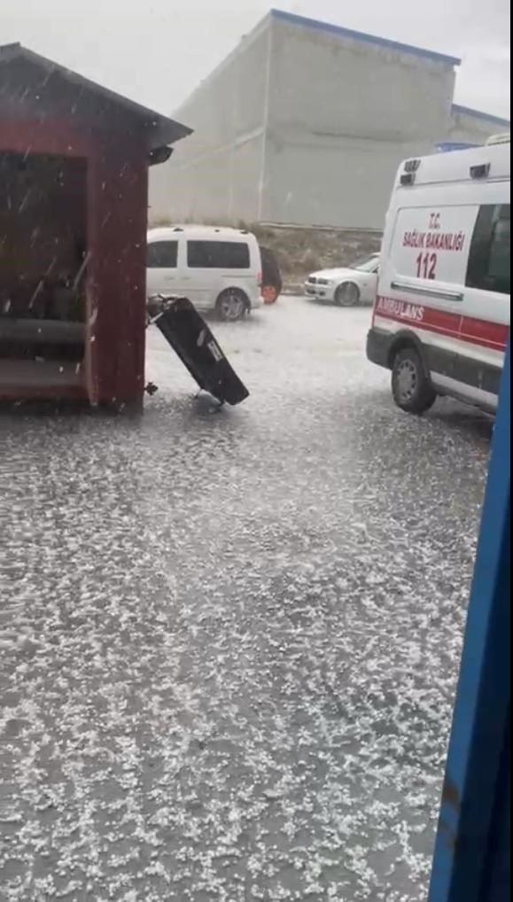 Eskişehir'de dolu yağışı: Sokak saniyeler içinde beyaza büründü