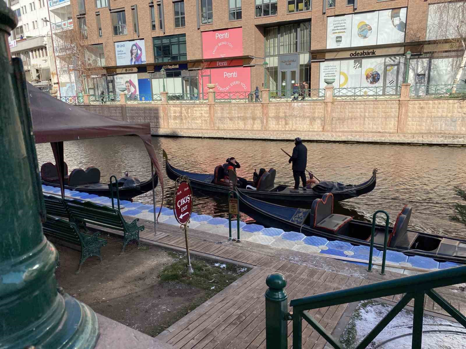 Eskişehirde dondurucu soğuğa rağmen gondol seferleri devam ediyor