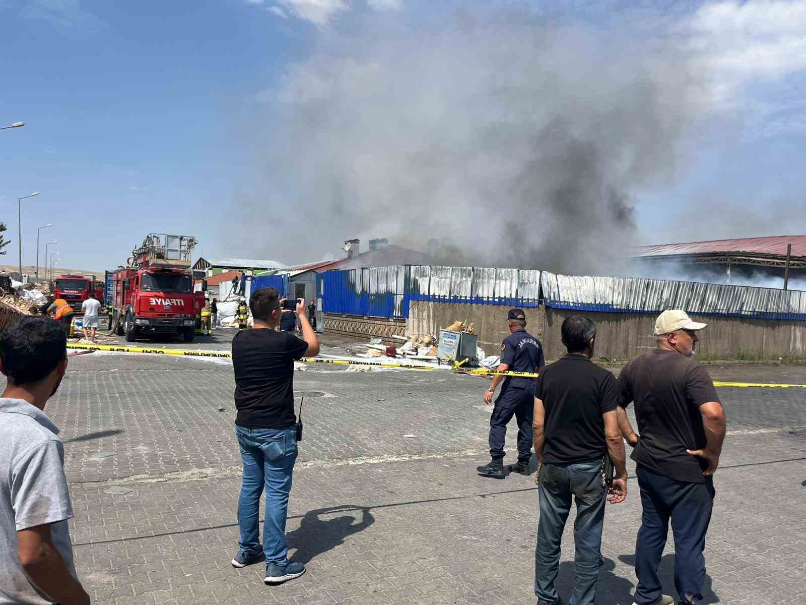 Eskişehir'de geri dönüşüm fabrikasında büyük yangın