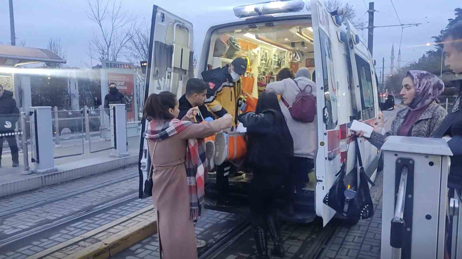 Eskişehirde liselilerin kavgası kanlı bitti: 1 yaralı