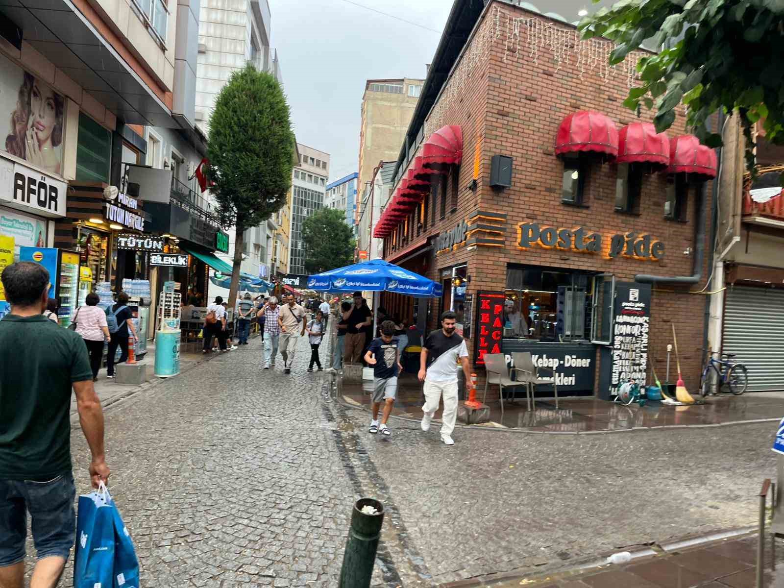 Eskişehir'de sağanak vatandaşlara zor anlar yaşattı
