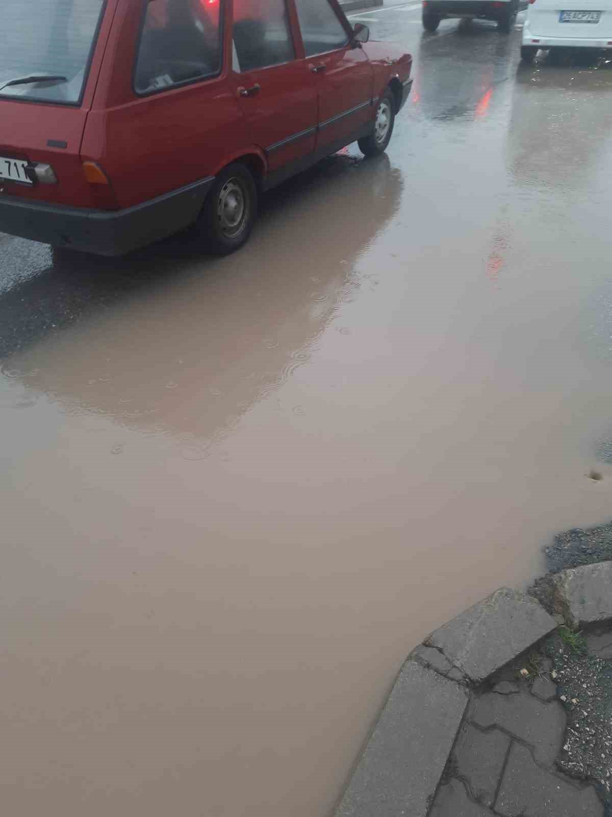 Eskişehirde sağanak yolları göle çevirdi