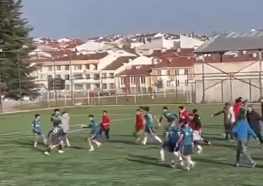 Eskişehir'de saha karıştı, futbolcular birbirine girdi