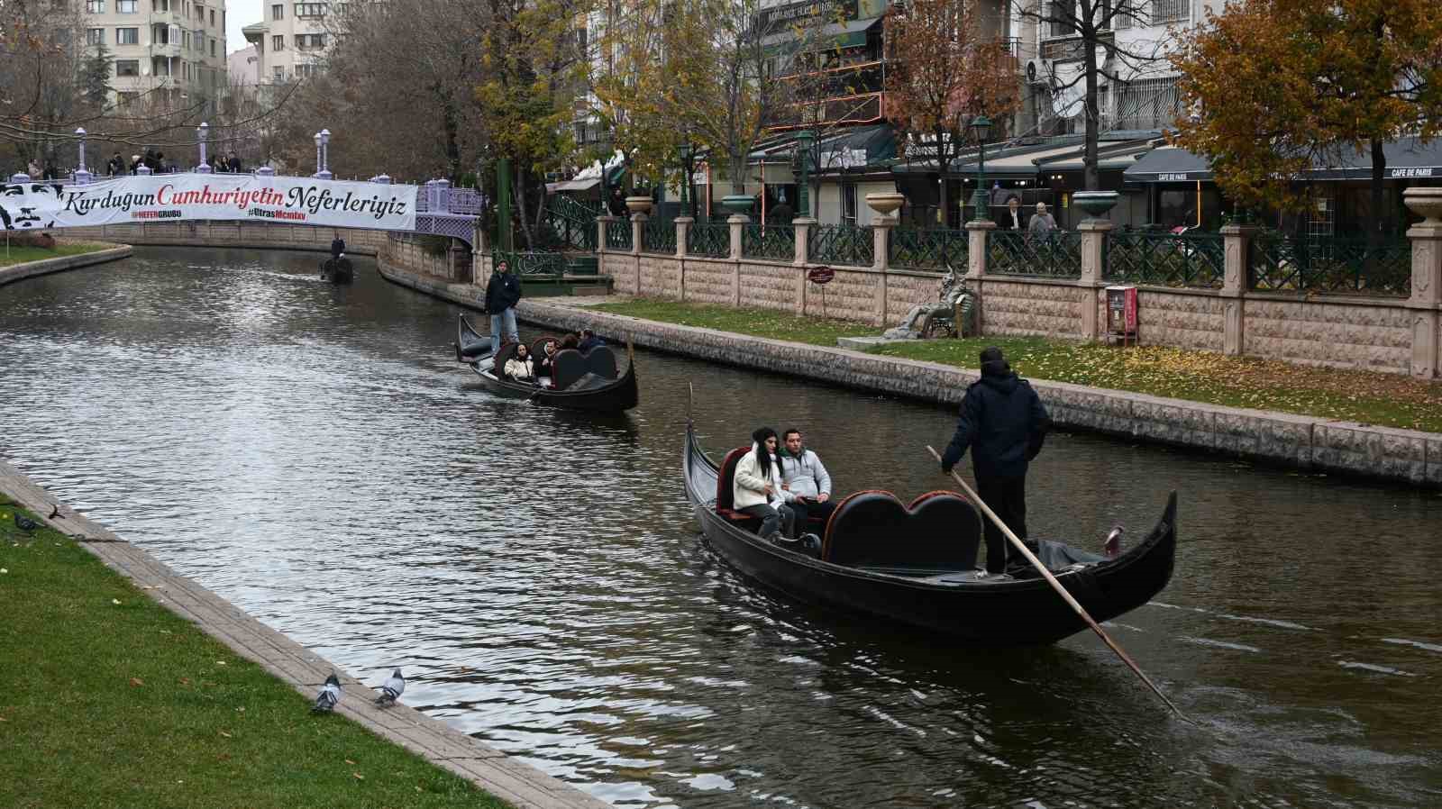 Eskişehir'de soğuk havaya rağmen gondol keyfi yaptılar