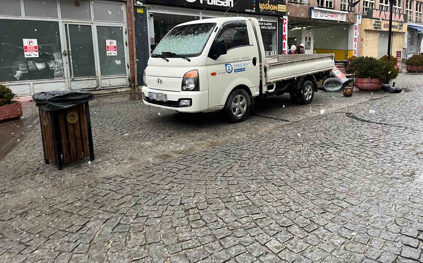 Eskişehirde üç araçlık yere tek başına park etti