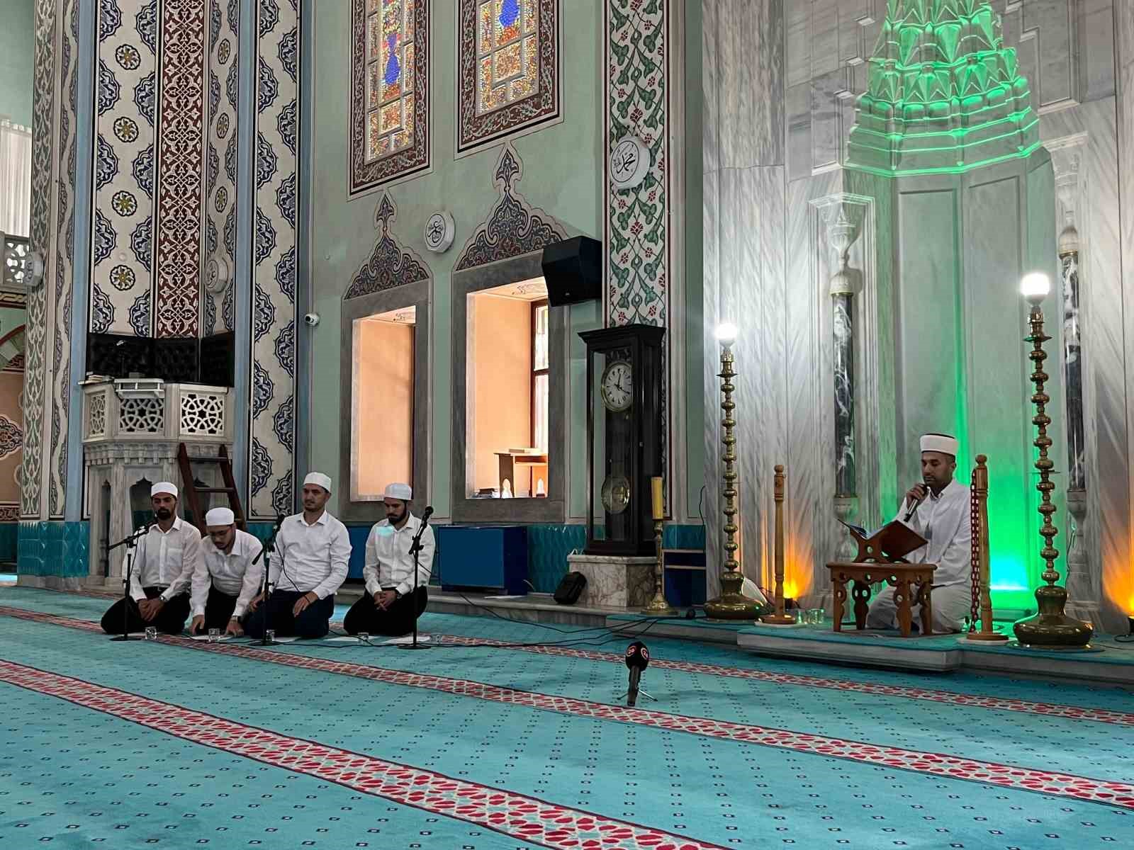 Eskişehir'de vatandaşlar 15 Temmuz şehitleri için camide buluştu
