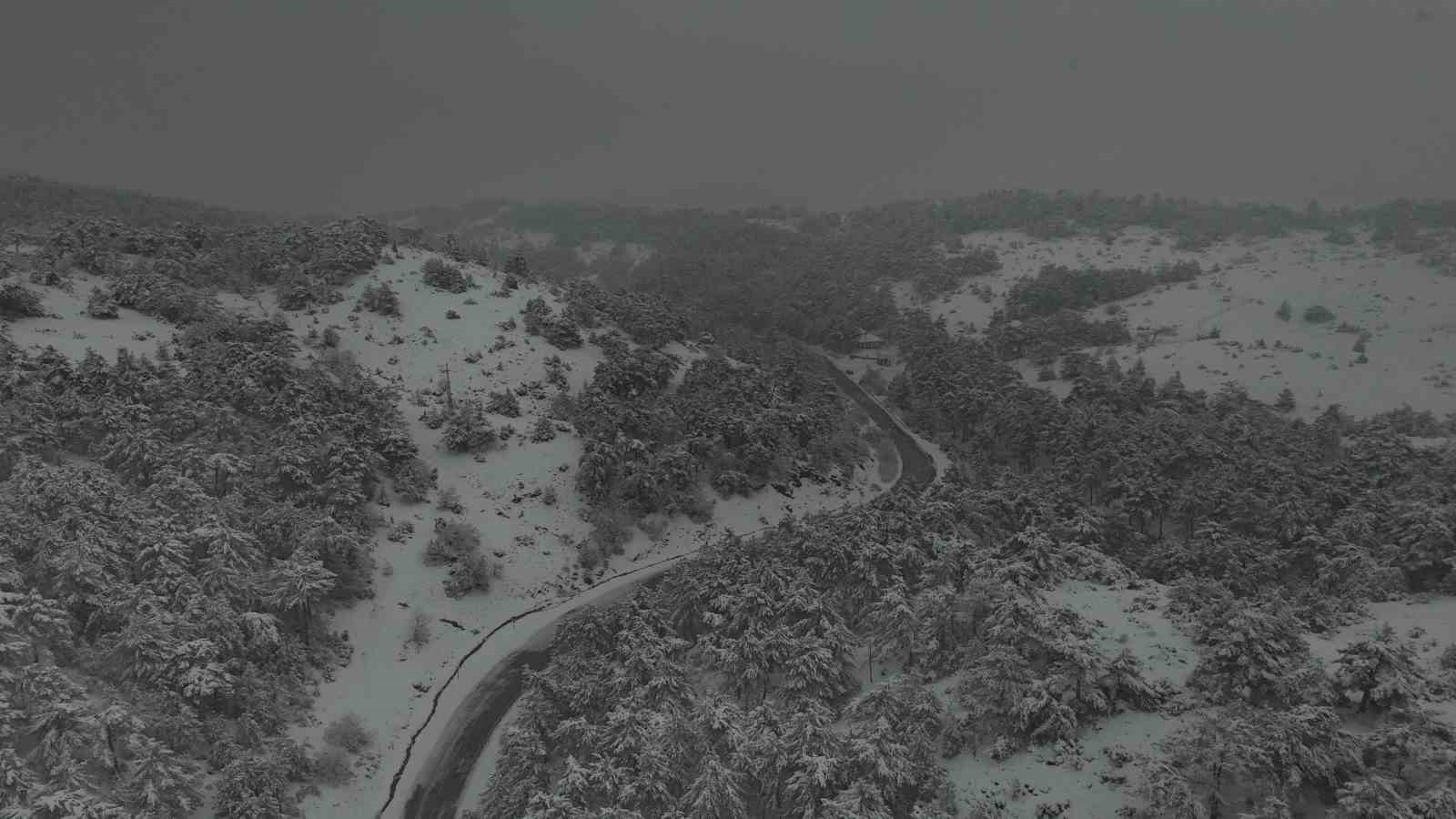 Eskişehirin yüksek rakımlı dağlarının karla kaplı hali havadan görüntülendi