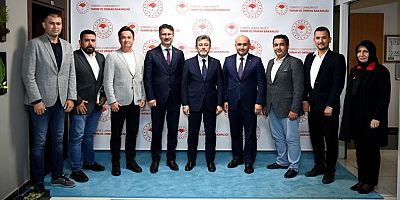 Eskişehirli genç çiftçilerle Tarım Bakanını ziyaret etti