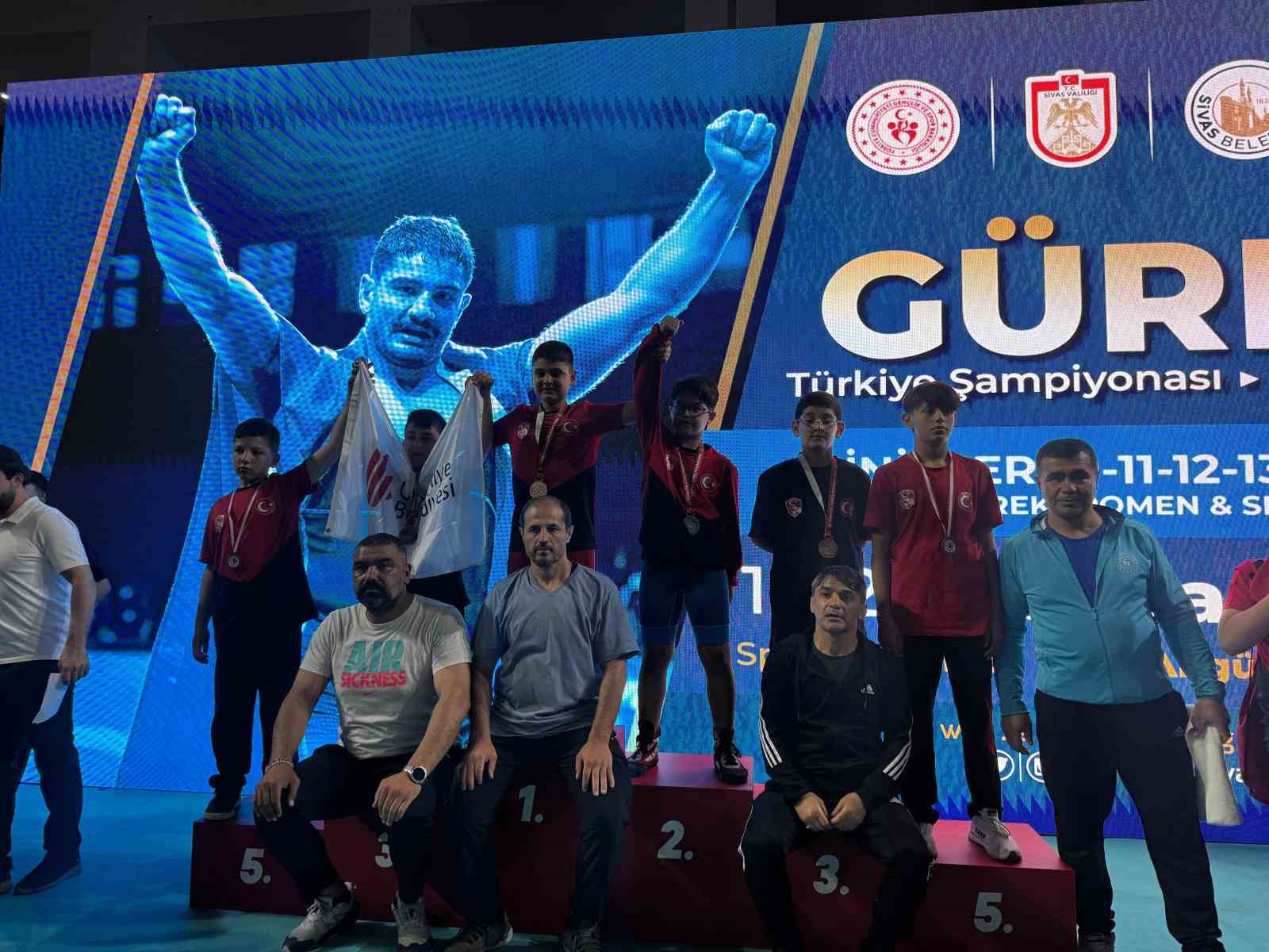 Eskişehirli güreşçiler Sivasta şampiyonada başarı elde etti