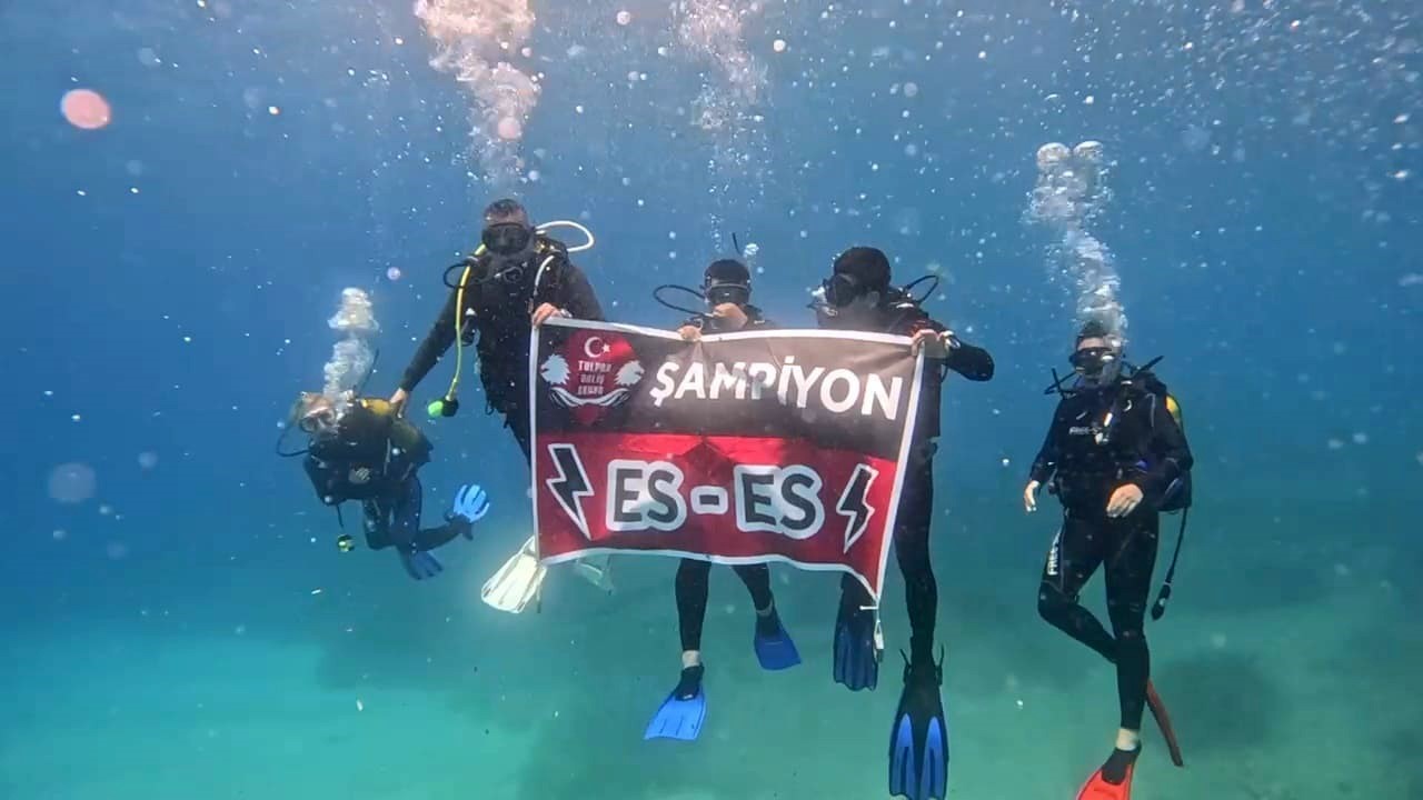 Eskişehirsporun şampiyonluğunu denizin 26 metre altında kutladılar