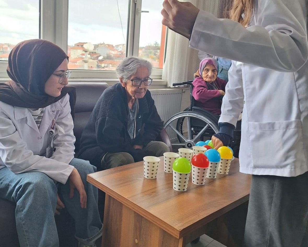 ESOGÜ öğrencilerinden yaşlılar için anlamlı etkinlik