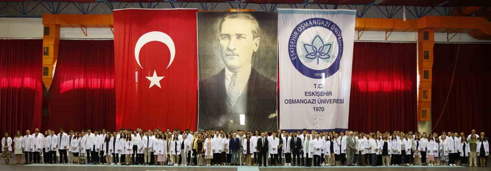 ESOGÜ Tıp Fakültesinin yeni öğrencileri beyaz önlüklerini giydi
